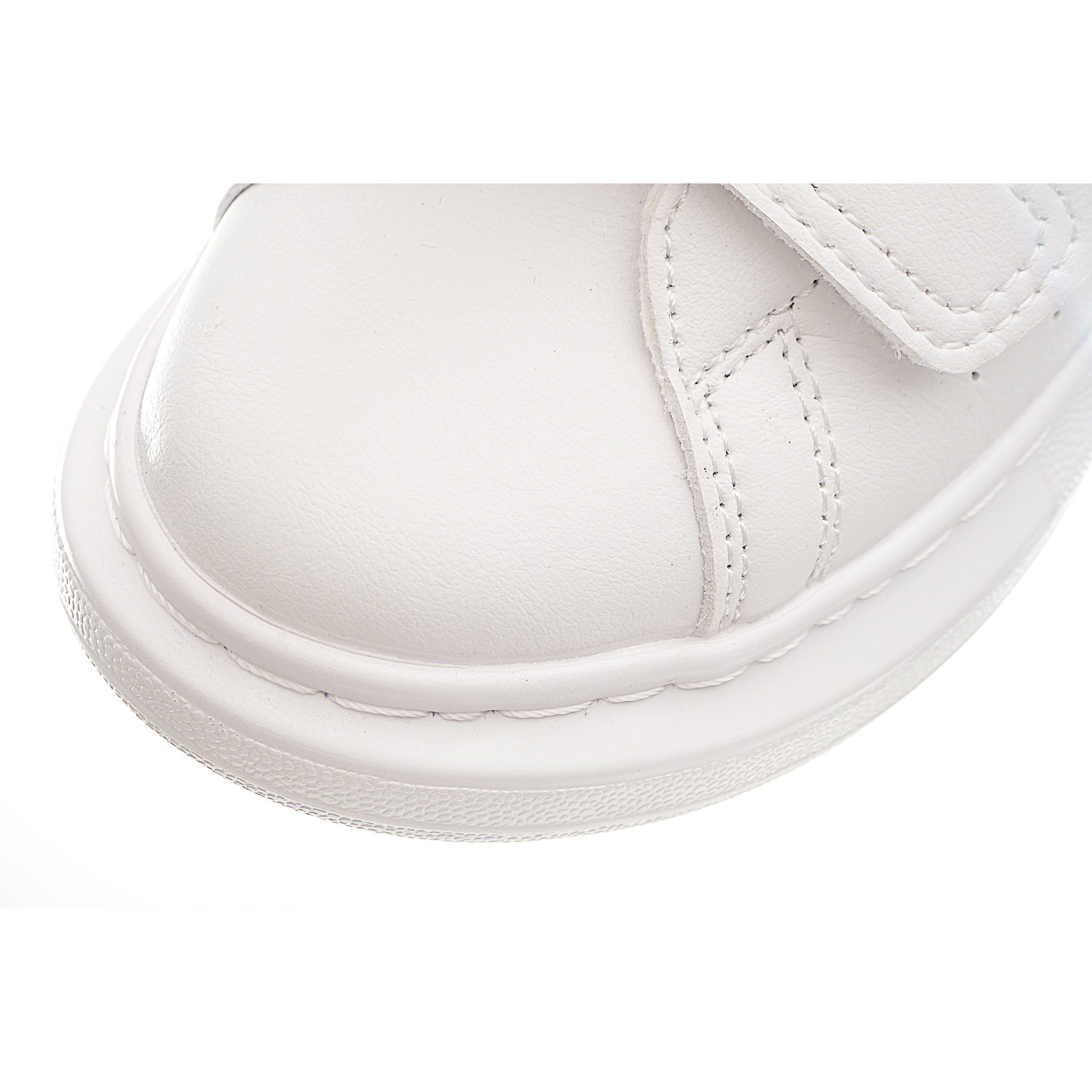 图片[7]-麦昆 魔术贴时尚低帮儿童板鞋 麦昆魔术贴时尚低帮儿童魔术贴低帮运动鞋，双色设计、对比后跟、圆头、正面饰有魔术贴、橡胶厚底。鞋面采用皮革材质制作。采用流行版型设计，外观时尚大气。稳固的后跟贴合足部曲线设计，软弹舒适，不易磨脚。 尺码：25-37-选品中心