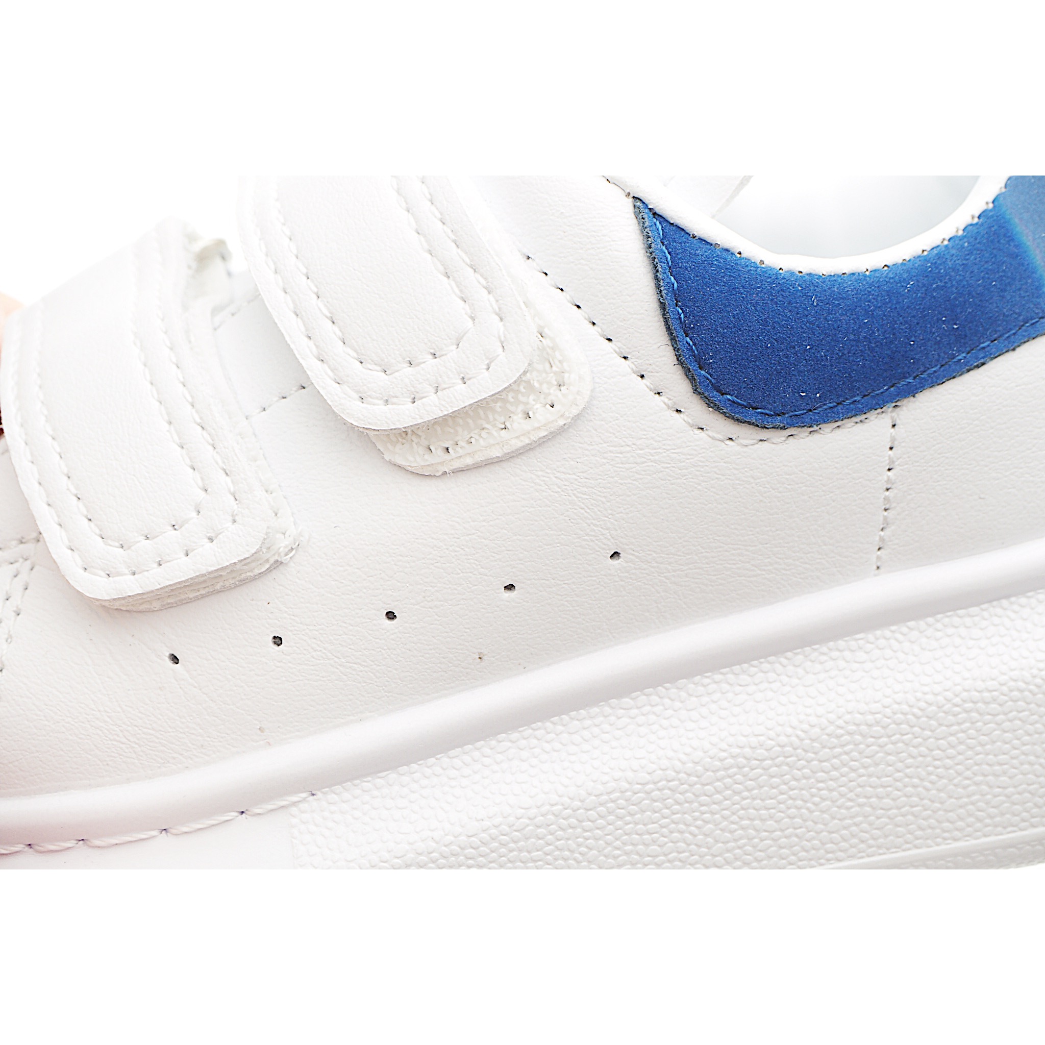 图片[8]-麦昆 魔术贴时尚低帮儿童板鞋 麦昆魔术贴时尚低帮儿童魔术贴低帮运动鞋，双色设计、对比后跟、圆头、正面饰有魔术贴、橡胶厚底。鞋面采用皮革材质制作。采用流行版型设计，外观时尚大气。稳固的后跟贴合足部曲线设计，软弹舒适，不易磨脚。 尺码：25-37-选品中心