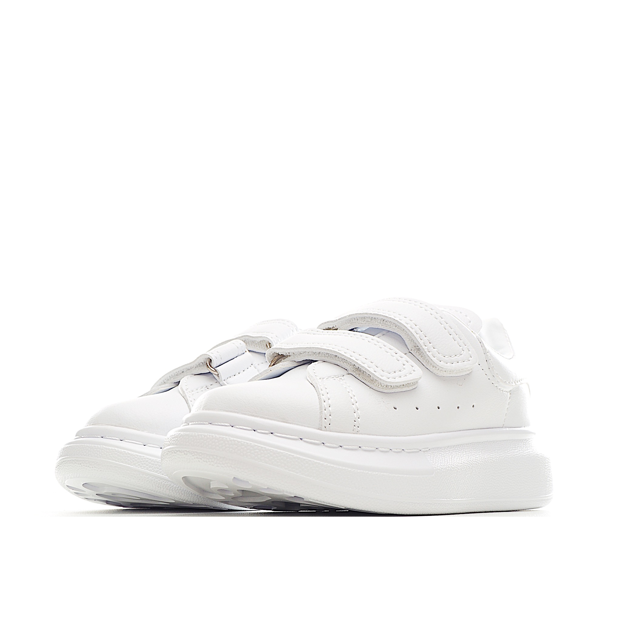 图片[2]-麦昆 魔术贴时尚低帮儿童板鞋 麦昆魔术贴时尚低帮儿童魔术贴低帮运动鞋，双色设计、对比后跟、圆头、正面饰有魔术贴、橡胶厚底。鞋面采用皮革材质制作。采用流行版型设计，外观时尚大气。稳固的后跟贴合足部曲线设计，软弹舒适，不易磨脚。 尺码：25-37-选品中心