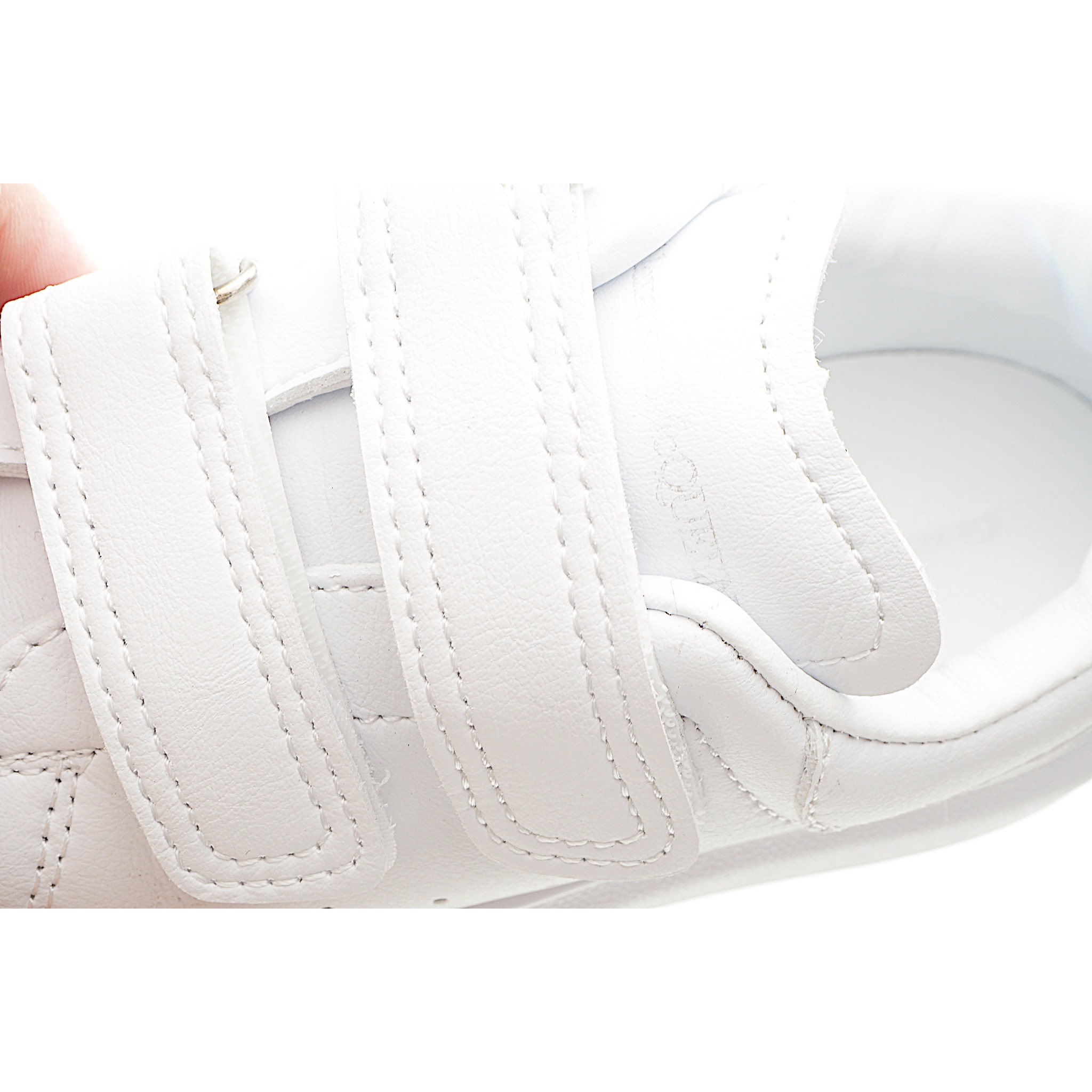 图片[7]-麦昆 魔术贴时尚低帮儿童板鞋 麦昆魔术贴时尚低帮儿童魔术贴低帮运动鞋，双色设计、对比后跟、圆头、正面饰有魔术贴、橡胶厚底。鞋面采用皮革材质制作。采用流行版型设计，外观时尚大气。稳固的后跟贴合足部曲线设计，软弹舒适，不易磨脚。 尺码：25-37-选品中心