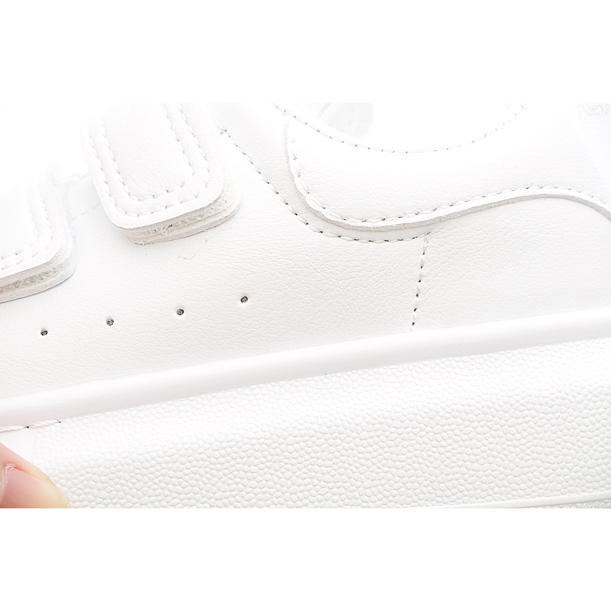 图片[8]-麦昆 魔术贴时尚低帮儿童板鞋 麦昆魔术贴时尚低帮儿童魔术贴低帮运动鞋，双色设计、对比后跟、圆头、正面饰有魔术贴、橡胶厚底。鞋面采用皮革材质制作。采用流行版型设计，外观时尚大气。稳固的后跟贴合足部曲线设计，软弹舒适，不易磨脚。 尺码：25-37-选品中心