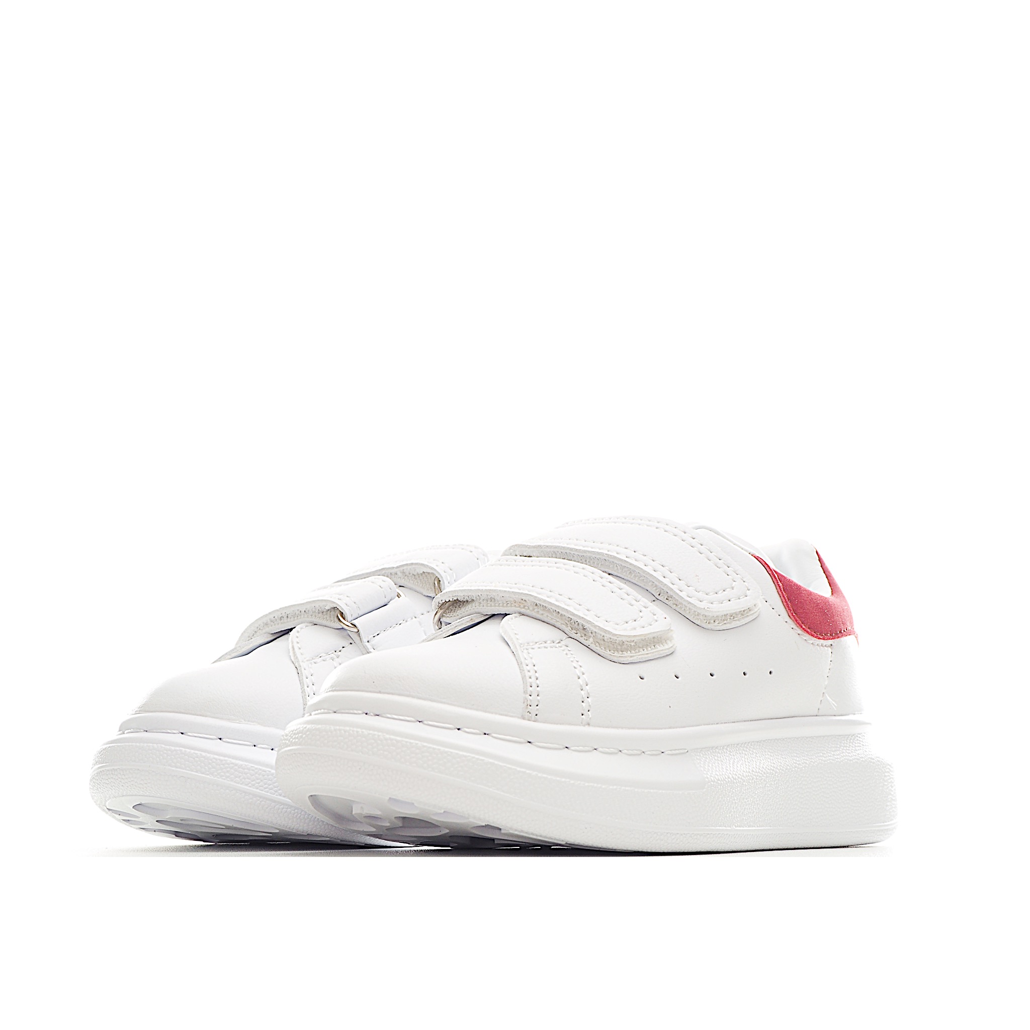 图片[2]-麦昆 魔术贴时尚低帮儿童板鞋 麦昆魔术贴时尚低帮儿童魔术贴低帮运动鞋，双色设计、对比后跟、圆头、正面饰有魔术贴、橡胶厚底。鞋面采用皮革材质制作。采用流行版型设计，外观时尚大气。稳固的后跟贴合足部曲线设计，软弹舒适，不易磨脚。 尺码：25-37-选品中心