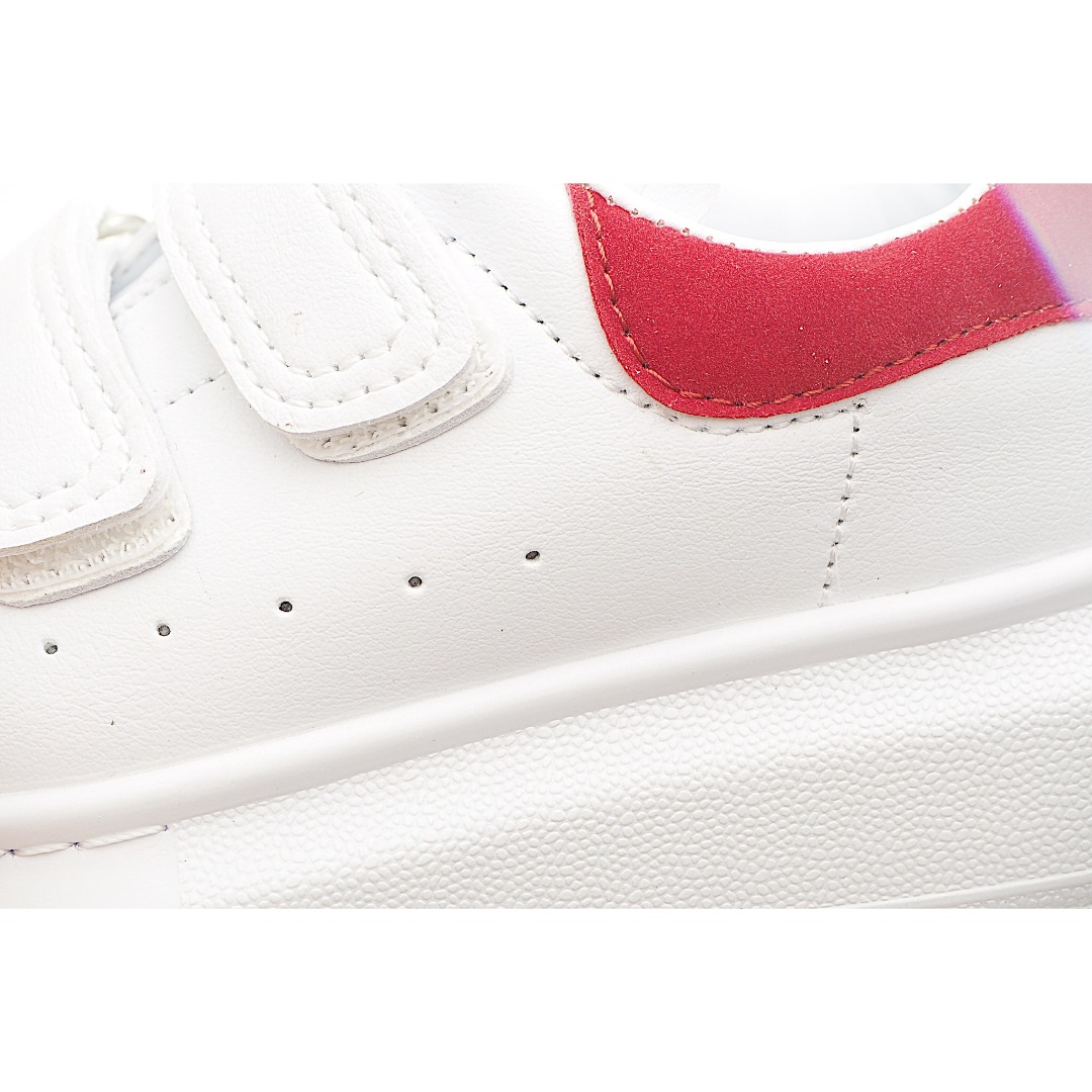 图片[7]-麦昆 魔术贴时尚低帮儿童板鞋 麦昆魔术贴时尚低帮儿童魔术贴低帮运动鞋，双色设计、对比后跟、圆头、正面饰有魔术贴、橡胶厚底。鞋面采用皮革材质制作。采用流行版型设计，外观时尚大气。稳固的后跟贴合足部曲线设计，软弹舒适，不易磨脚。 尺码：25-37-选品中心