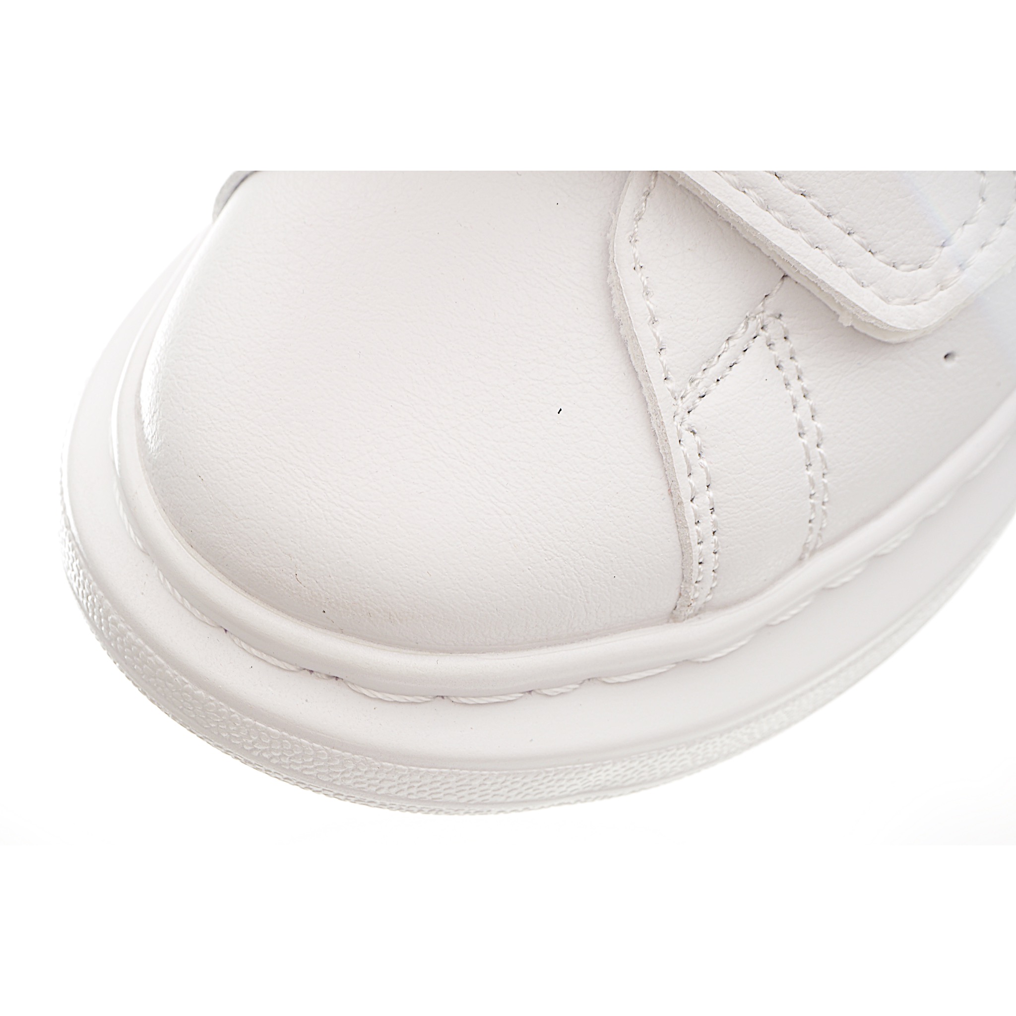 图片[9]-麦昆 魔术贴时尚低帮儿童板鞋 麦昆魔术贴时尚低帮儿童魔术贴低帮运动鞋，双色设计、对比后跟、圆头、正面饰有魔术贴、橡胶厚底。鞋面采用皮革材质制作。采用流行版型设计，外观时尚大气。稳固的后跟贴合足部曲线设计，软弹舒适，不易磨脚。 尺码：25-37-选品中心