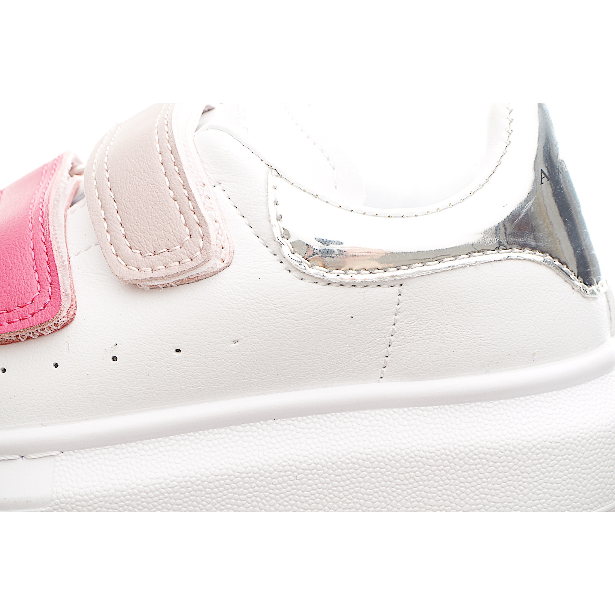 图片[9]-麦昆 魔术贴时尚低帮儿童板鞋 麦昆魔术贴时尚低帮儿童魔术贴低帮运动鞋，双色设计、对比后跟、圆头、正面饰有魔术贴、橡胶厚底。鞋面采用皮革材质制作。采用流行版型设计，外观时尚大气。稳固的后跟贴合足部曲线设计，软弹舒适，不易磨脚。 尺码：25-37-选品中心