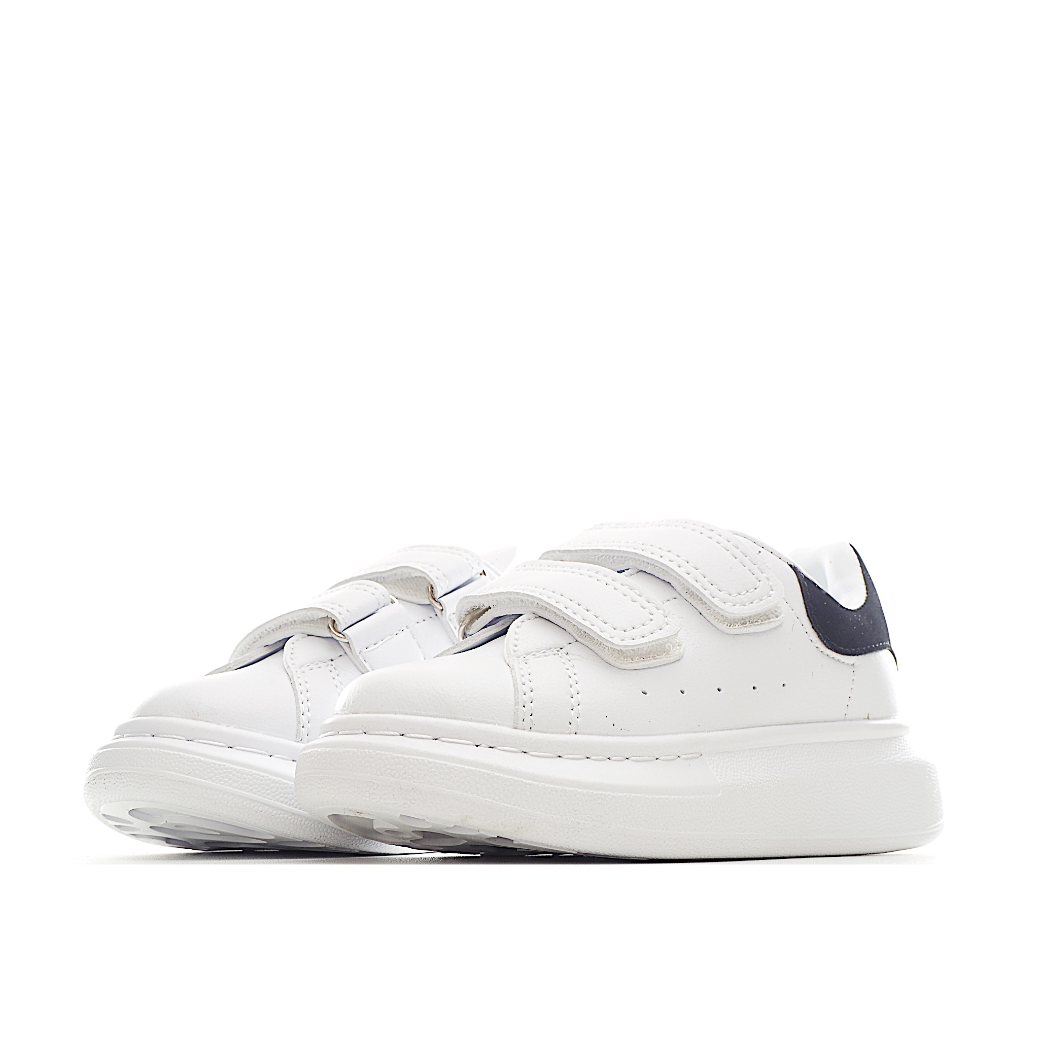 图片[2]-麦昆 魔术贴时尚低帮儿童板鞋 麦昆魔术贴时尚低帮儿童魔术贴低帮运动鞋，双色设计、对比后跟、圆头、正面饰有魔术贴、橡胶厚底。鞋面采用皮革材质制作。采用流行版型设计，外观时尚大气。稳固的后跟贴合足部曲线设计，软弹舒适，不易磨脚。 尺码：25-37-选品中心