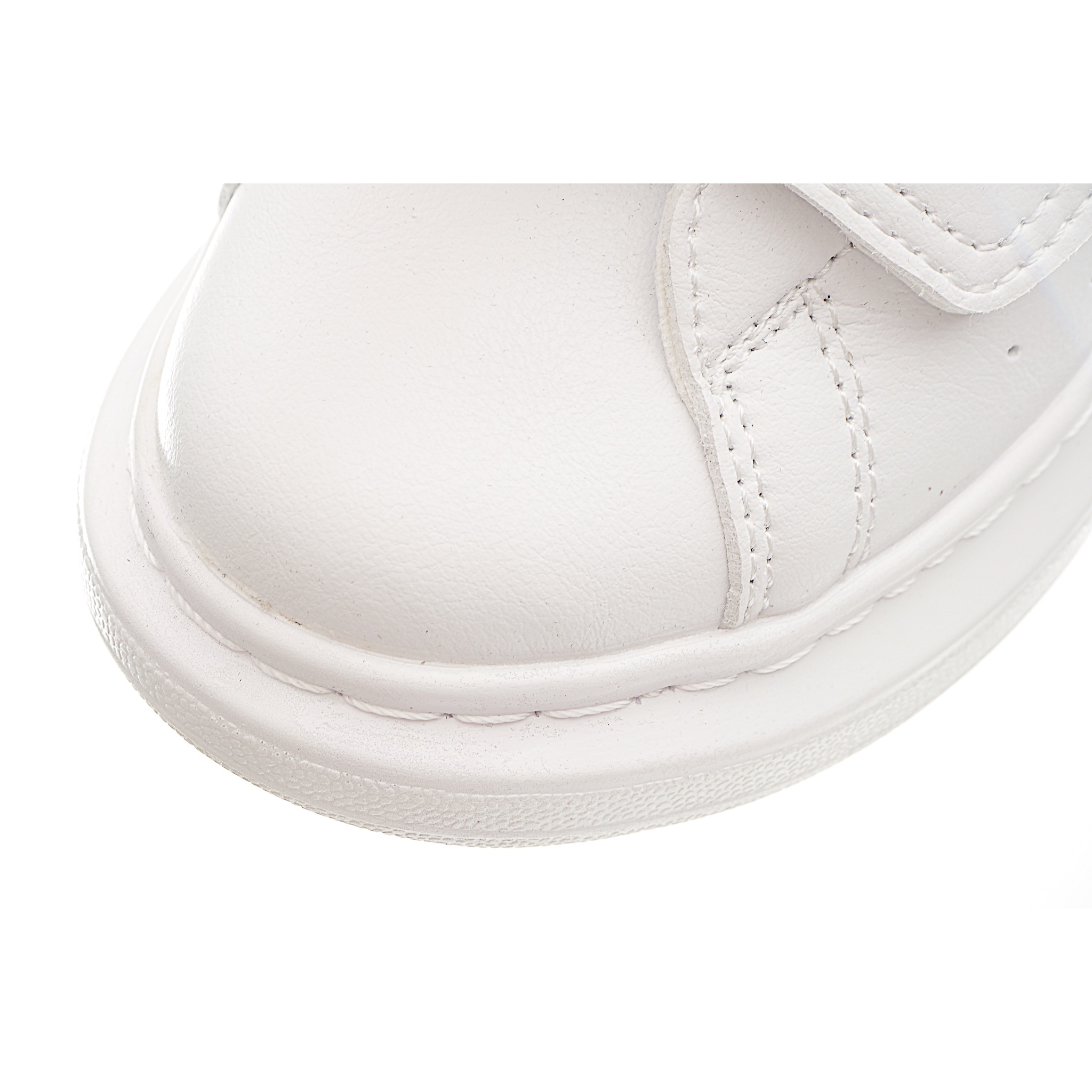 图片[7]-麦昆 魔术贴时尚低帮儿童板鞋 麦昆魔术贴时尚低帮儿童魔术贴低帮运动鞋，双色设计、对比后跟、圆头、正面饰有魔术贴、橡胶厚底。鞋面采用皮革材质制作。采用流行版型设计，外观时尚大气。稳固的后跟贴合足部曲线设计，软弹舒适，不易磨脚。 尺码：25-37-选品中心