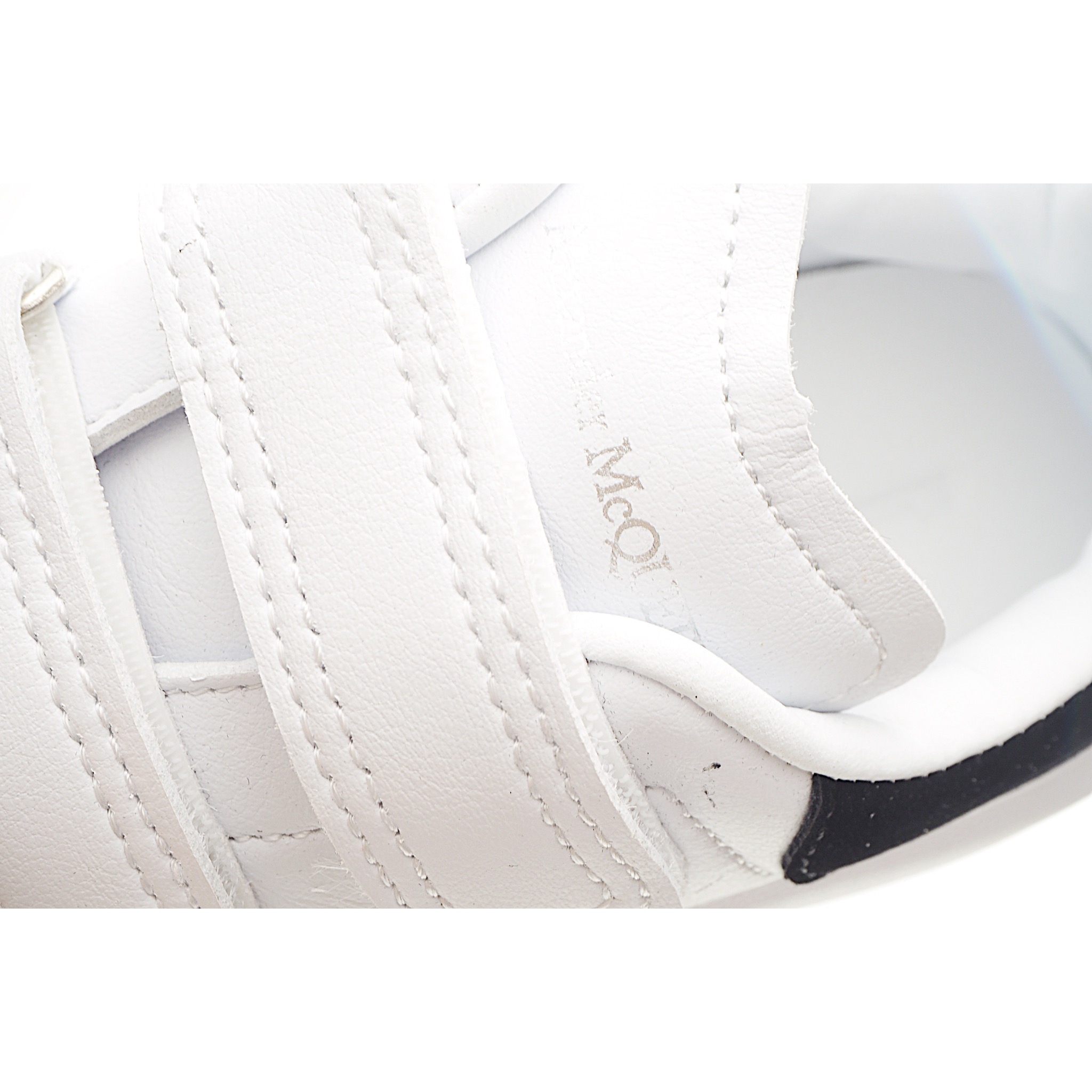 图片[8]-麦昆 魔术贴时尚低帮儿童板鞋 麦昆魔术贴时尚低帮儿童魔术贴低帮运动鞋，双色设计、对比后跟、圆头、正面饰有魔术贴、橡胶厚底。鞋面采用皮革材质制作。采用流行版型设计，外观时尚大气。稳固的后跟贴合足部曲线设计，软弹舒适，不易磨脚。 尺码：25-37-选品中心