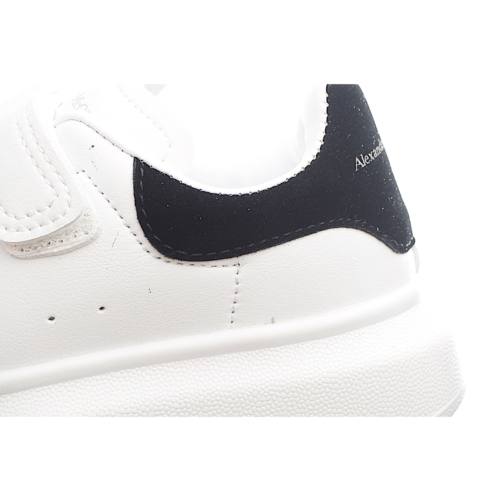 图片[9]-麦昆 魔术贴时尚低帮儿童板鞋 麦昆魔术贴时尚低帮儿童魔术贴低帮运动鞋，双色设计、对比后跟、圆头、正面饰有魔术贴、橡胶厚底。鞋面采用皮革材质制作。采用流行版型设计，外观时尚大气。稳固的后跟贴合足部曲线设计，软弹舒适，不易磨脚。 尺码：25-37-选品中心