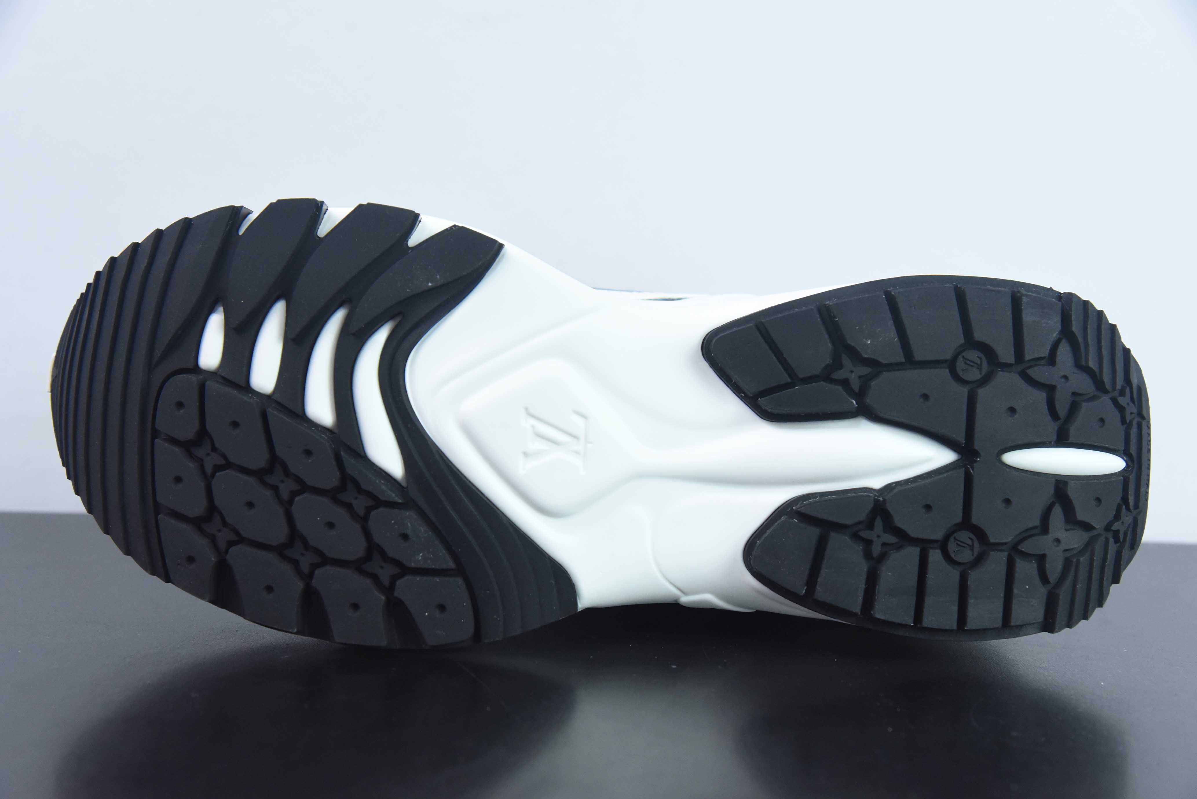 LV/路易威登 纯进口的DK透气网格布料RUN55运动鞋