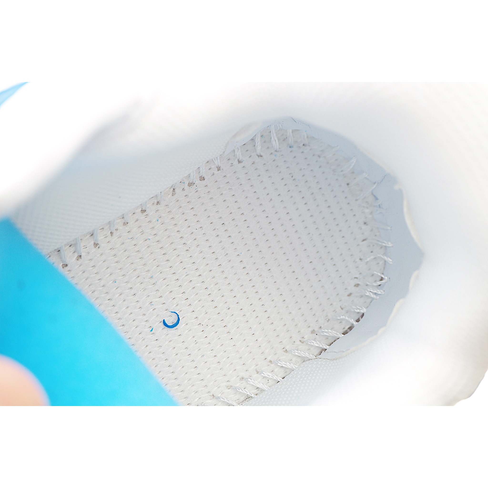 图片[9]-LV 休闲时尚儿童板鞋 LVx YK T运动鞋来自LV联名合作系列，在牛皮革表面描绘先锋艺术家笔下的无限波点，创意升级V A创作的经典鞋履，鞋后标注合作系列标识。 尺码：26-37 货号：白蓝色-选品中心