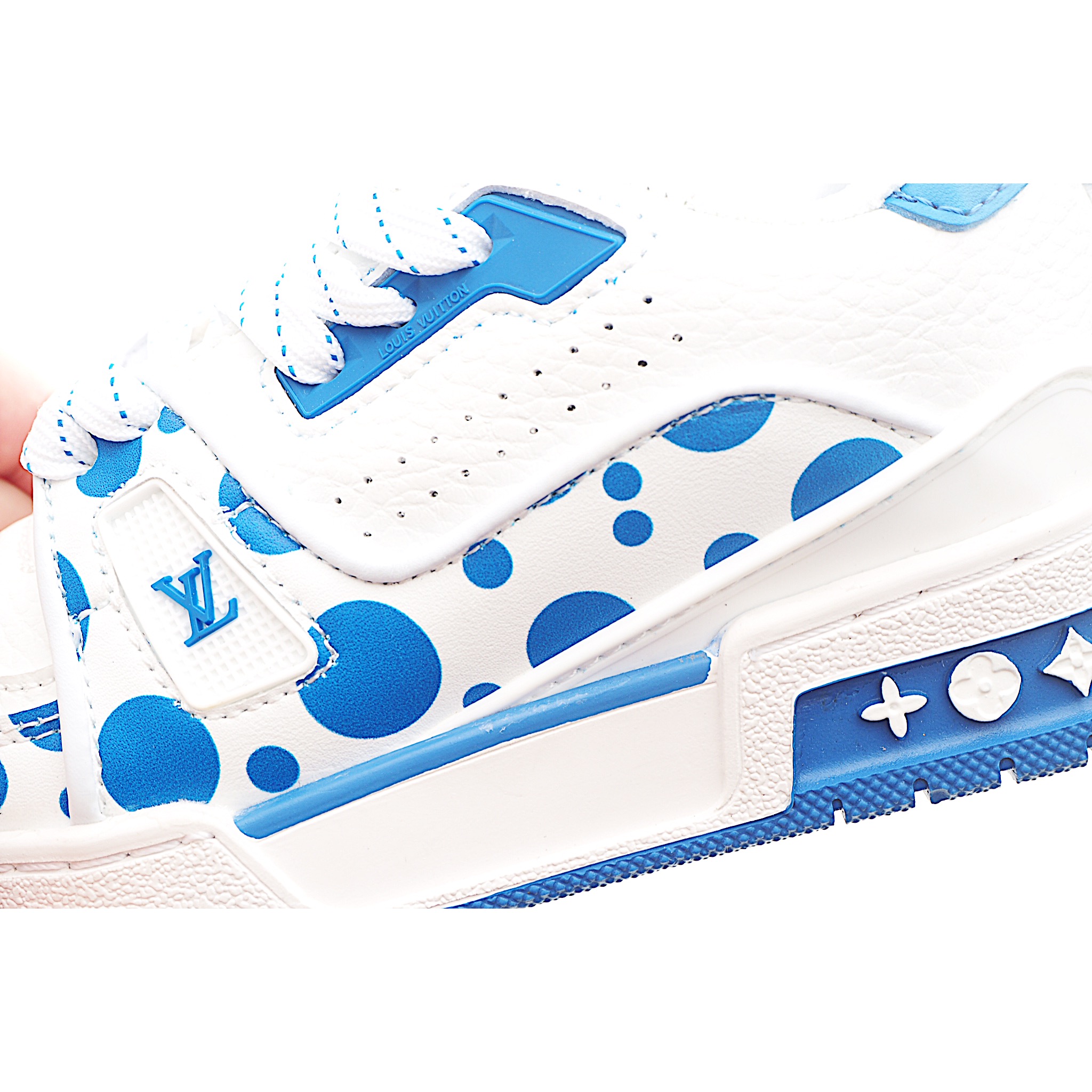 图片[8]-LV 休闲时尚儿童板鞋 LVx YK T运动鞋来自LV联名合作系列，在牛皮革表面描绘先锋艺术家笔下的无限波点，创意升级V A创作的经典鞋履，鞋后标注合作系列标识。 尺码：26-37 货号：白蓝色-选品中心