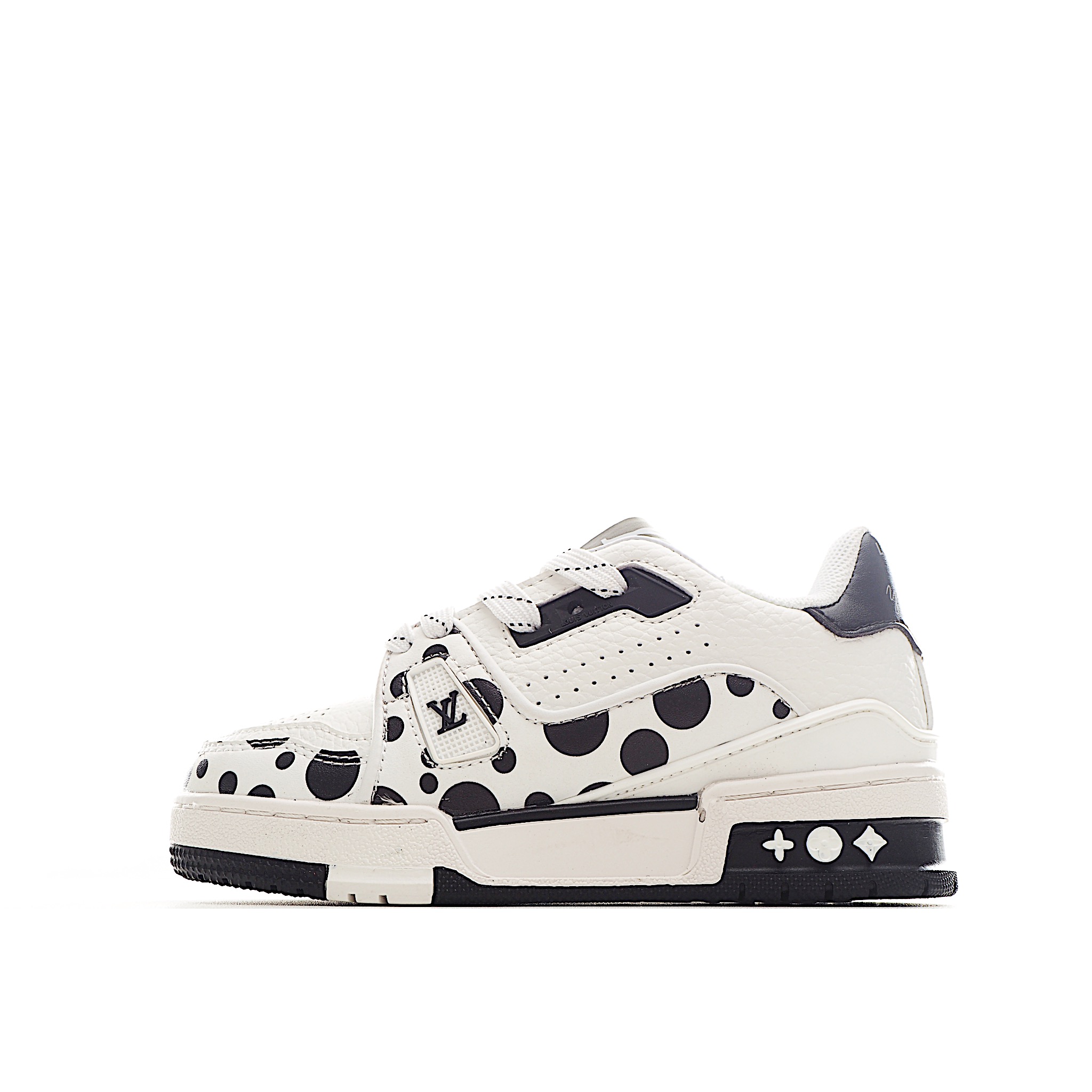 LV 休闲时尚儿童板鞋 LVx YK T运动鞋来自LV联名合作系列，在牛皮革表面描绘先锋艺术家笔下的无限波点，创意升级V A创作的经典鞋履，鞋后标注合作系列标识。 尺码：26-37 货号：白黑色-选品中心