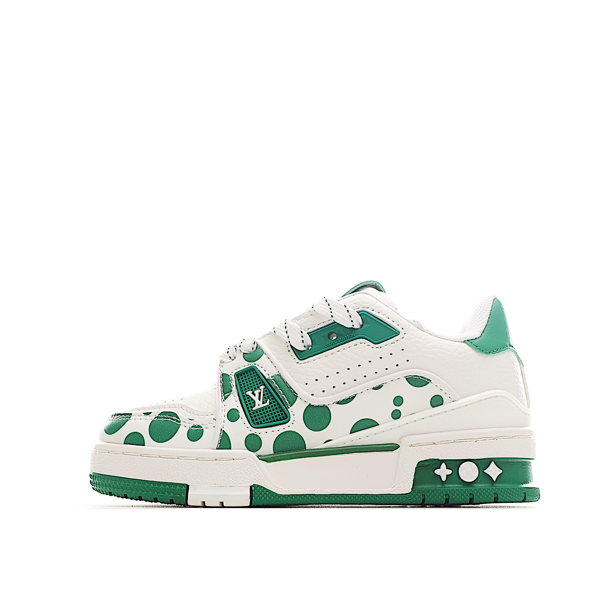 LV 休闲时尚儿童板鞋 LVx YK T运动鞋来自LV联名合作系列，在牛皮革表面描绘先锋艺术家笔下的无限波点，创意升级V A创作的经典鞋履，鞋后标注合作系列标识。 尺码：26-37 货号：白绿色-选品中心