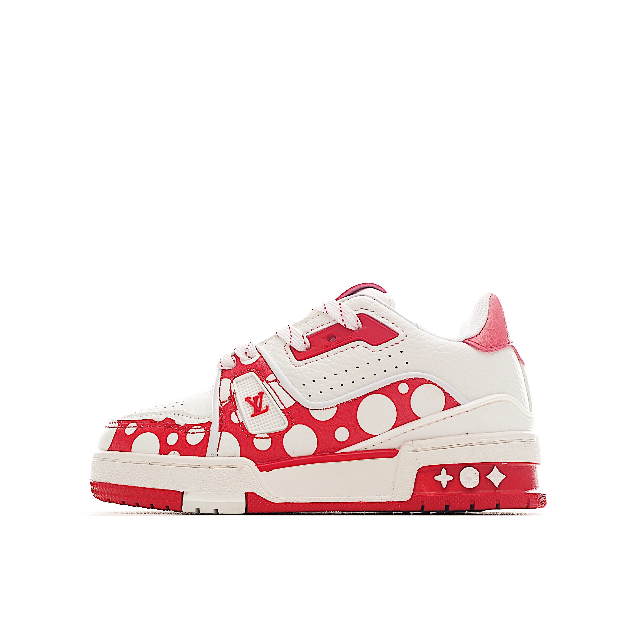 LV 休闲时尚儿童板鞋 LVx YK T运动鞋来自LV联名合作系列，在牛皮革表面描绘先锋艺术家笔下的无限波点，创意升级V A创作的经典鞋履，鞋后标注合作系列标识。 尺码：26-37 货号：白红色-选品中心