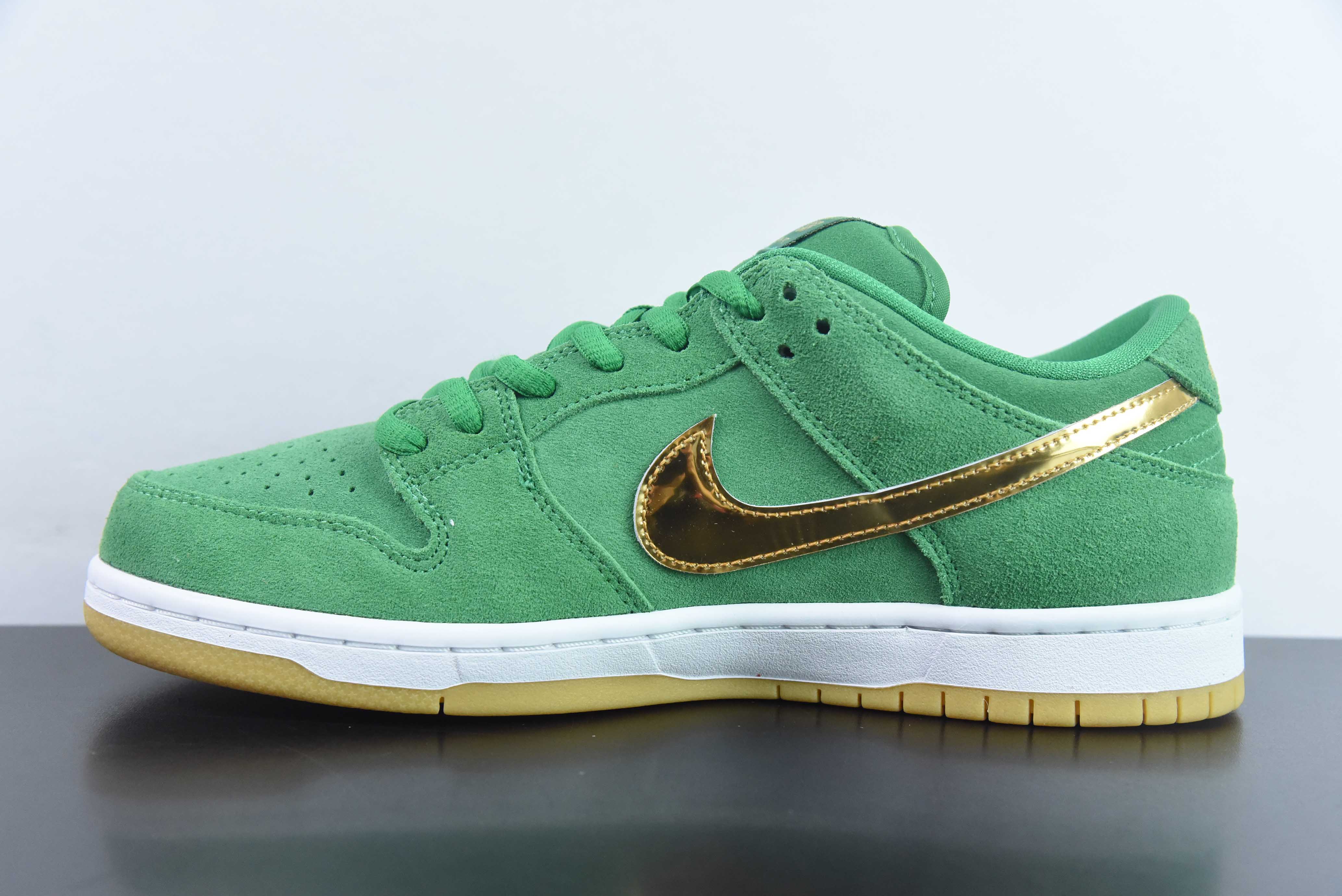 NK SB Dunk Low " Shamrock " 四叶草 低帮休闲板鞋 货号：BQ6817-303