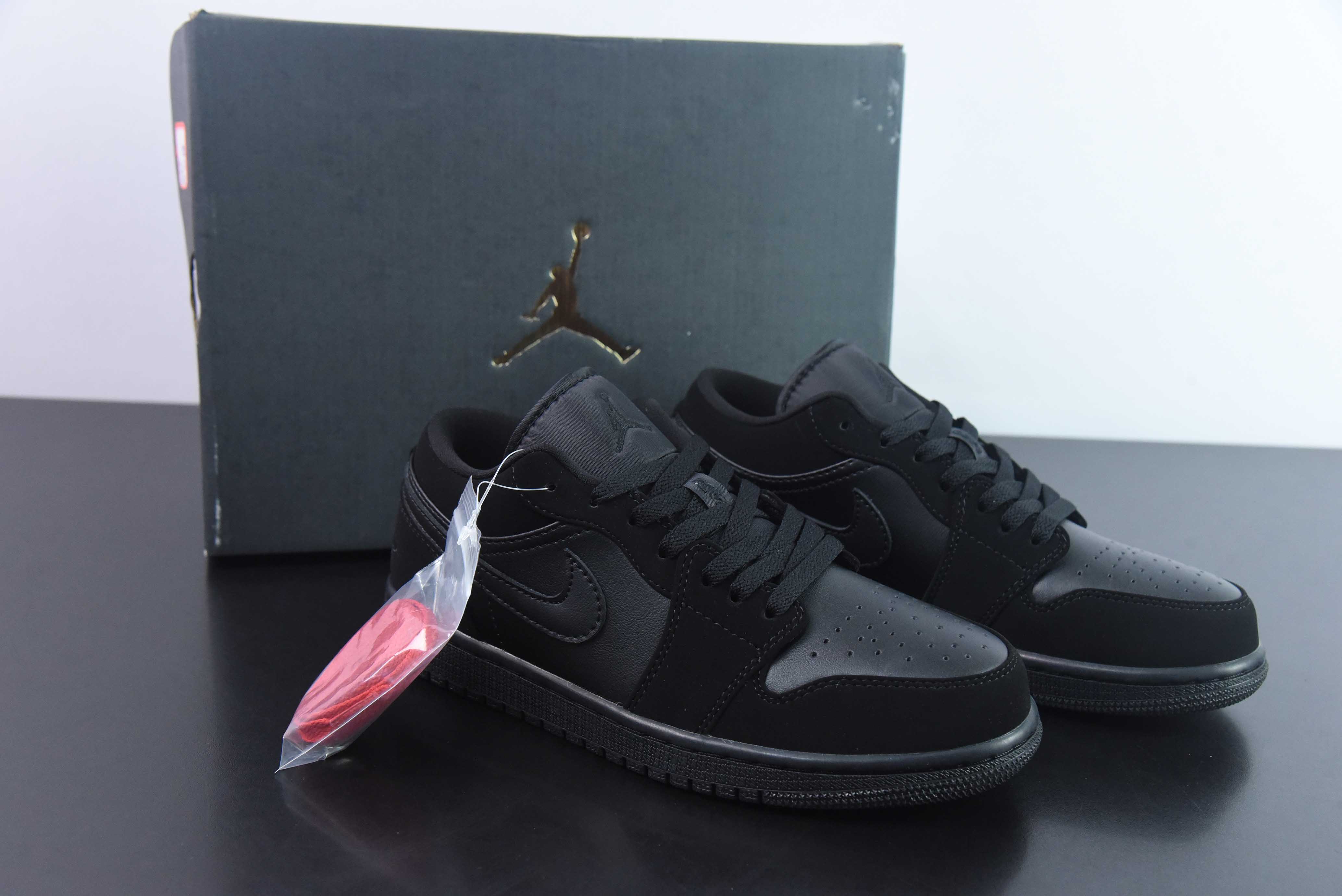 Air Jordan AJ1 Low 纯黑黑武士运动鞋 货号：553558-025