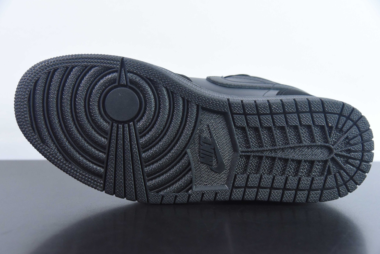 Air Jordan AJ1 Low 纯黑黑武士运动鞋 货号：553558-025