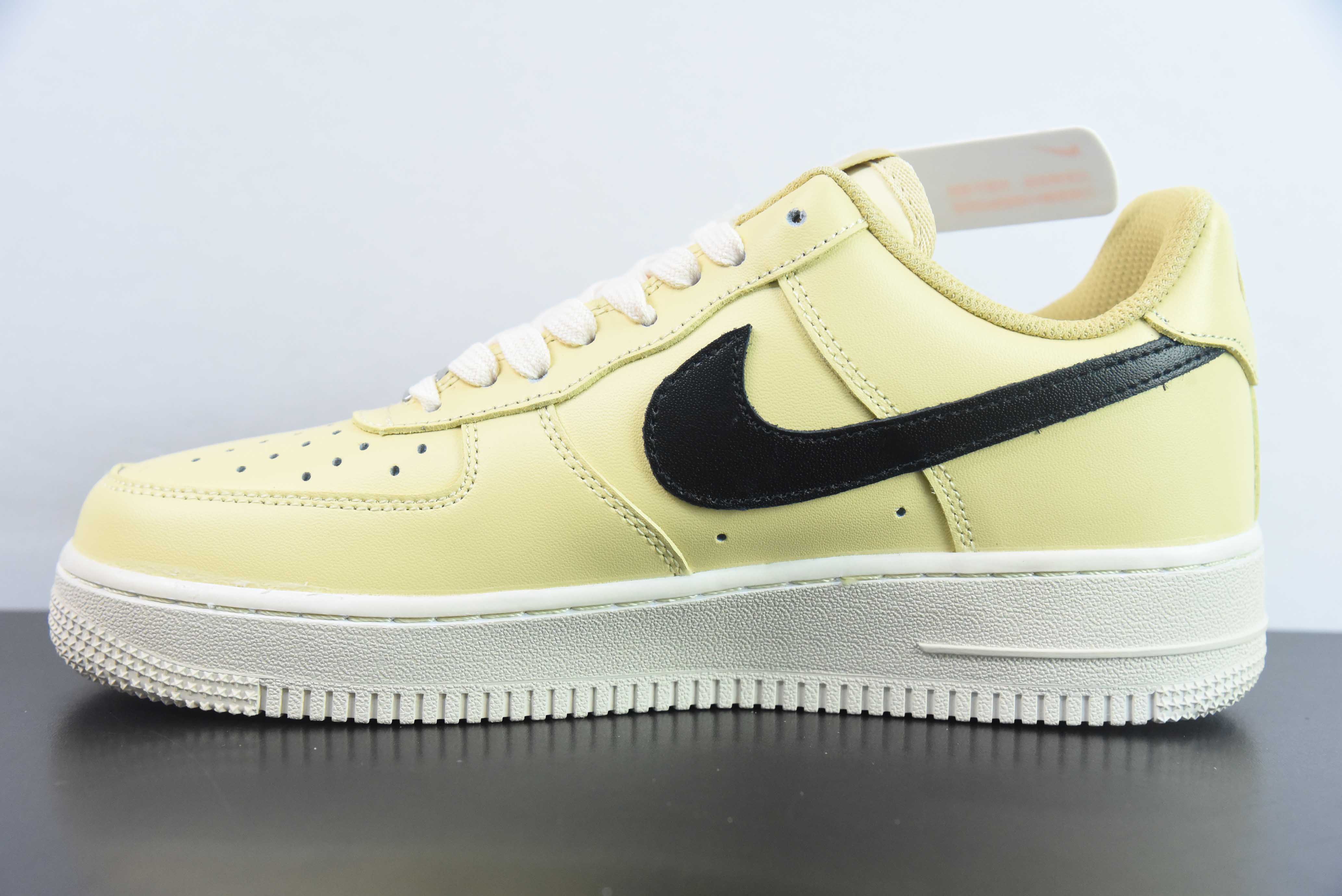 Nike Air Force 1 Low 空军一号低帮运动休闲板鞋 英文涂鸦 71 黄色 货号:CW2288-111