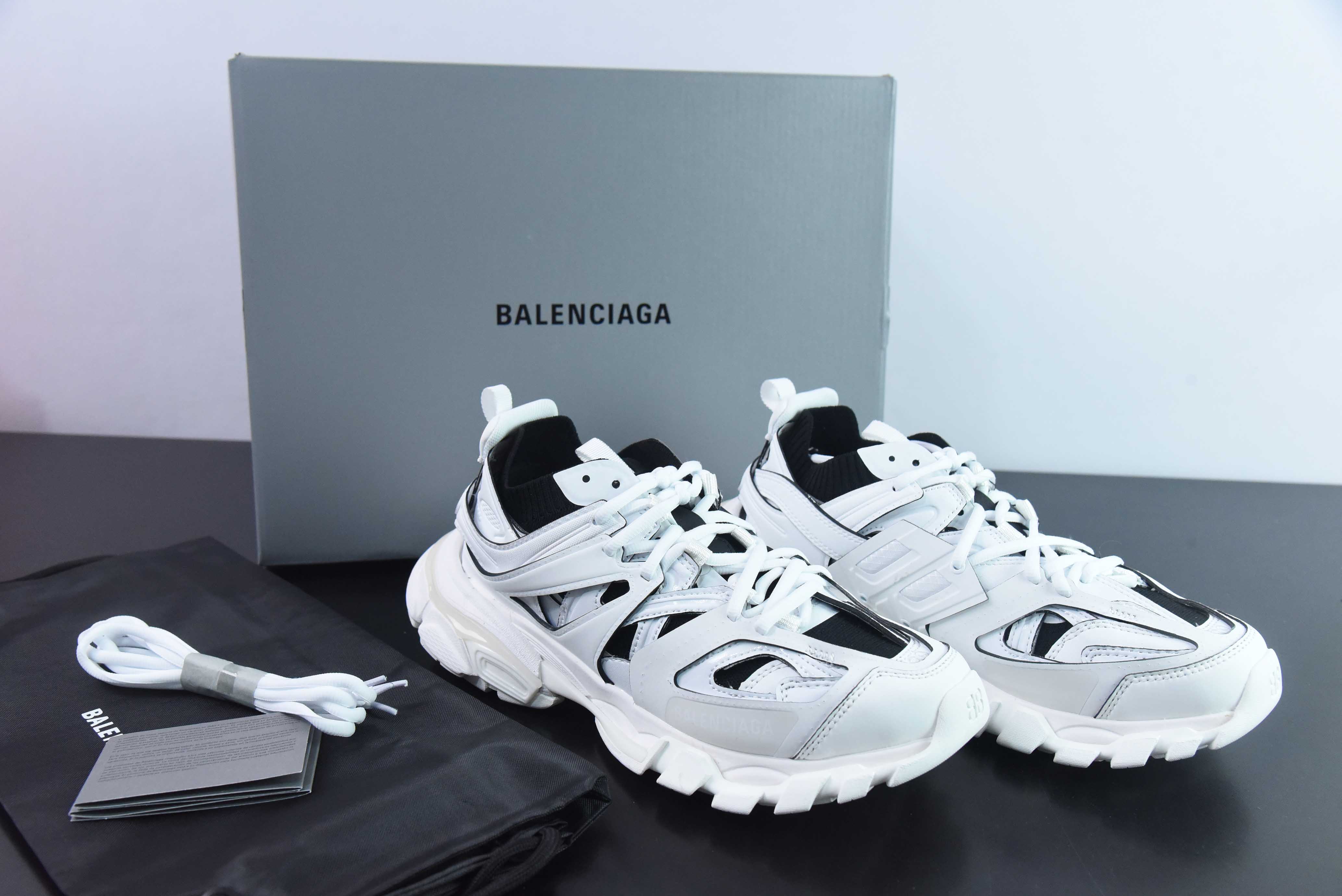 巴黎世家BALENCIAGA Track Trainers 3.0代复古“白黑运动鞋”542436 W2FSC 9081