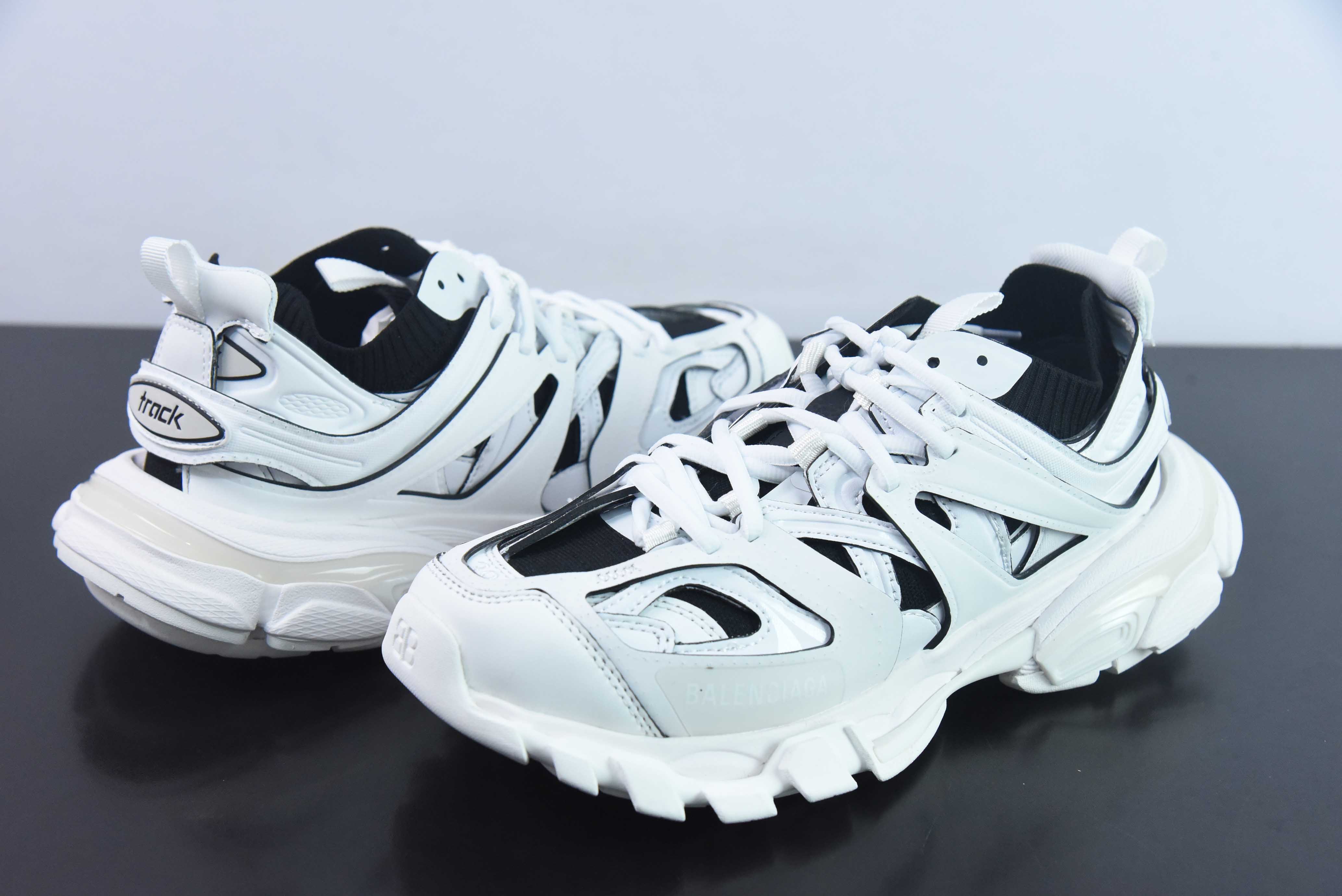 巴黎世家BALENCIAGA Track Trainers 3.0代复古“白黑运动鞋”542436 W2FSC 9081