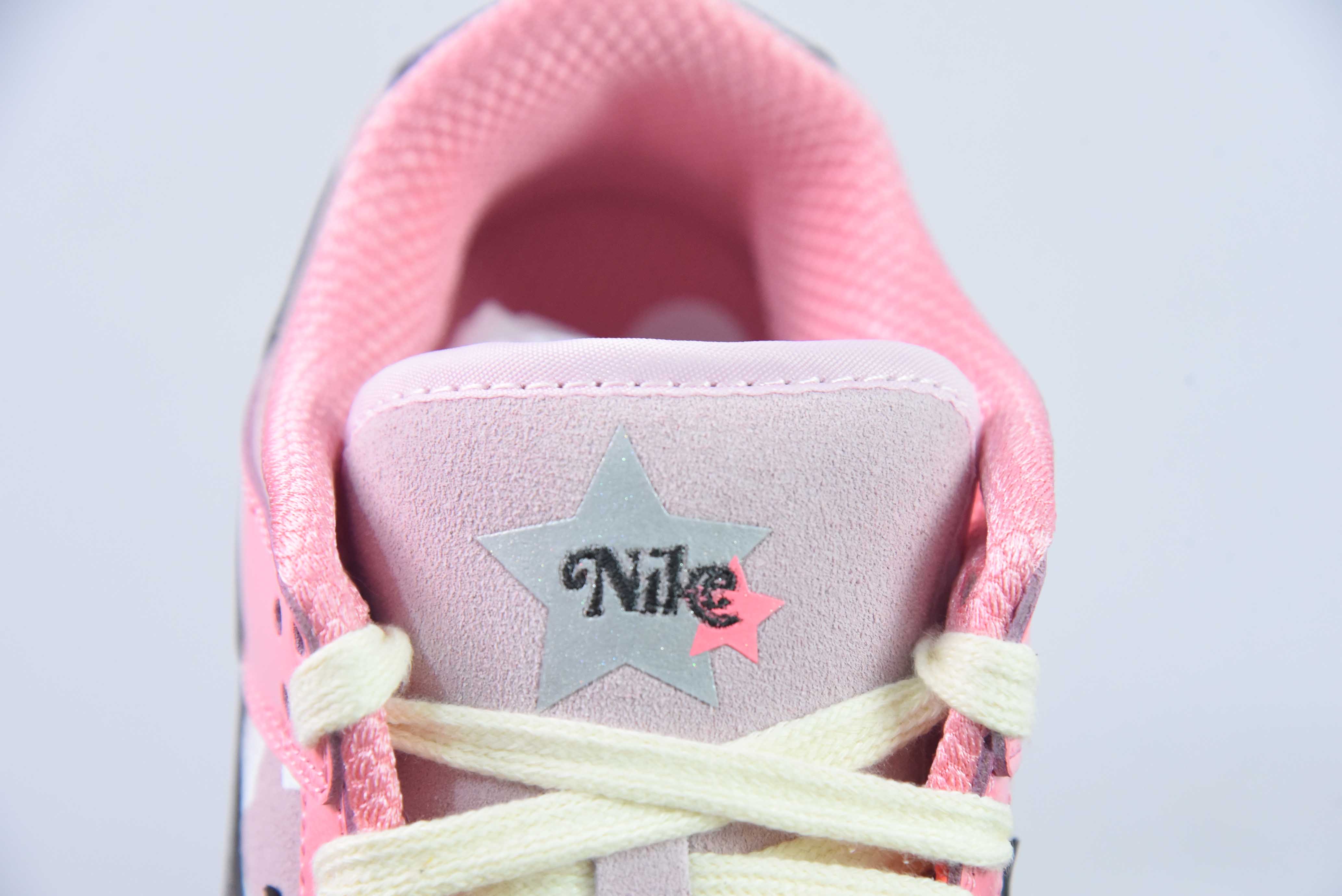 Nike SB Dunk Low “Hot Punch and Pink Foam”  低帮休闲板鞋 芭比粉 星星印花货号：FN8927-621