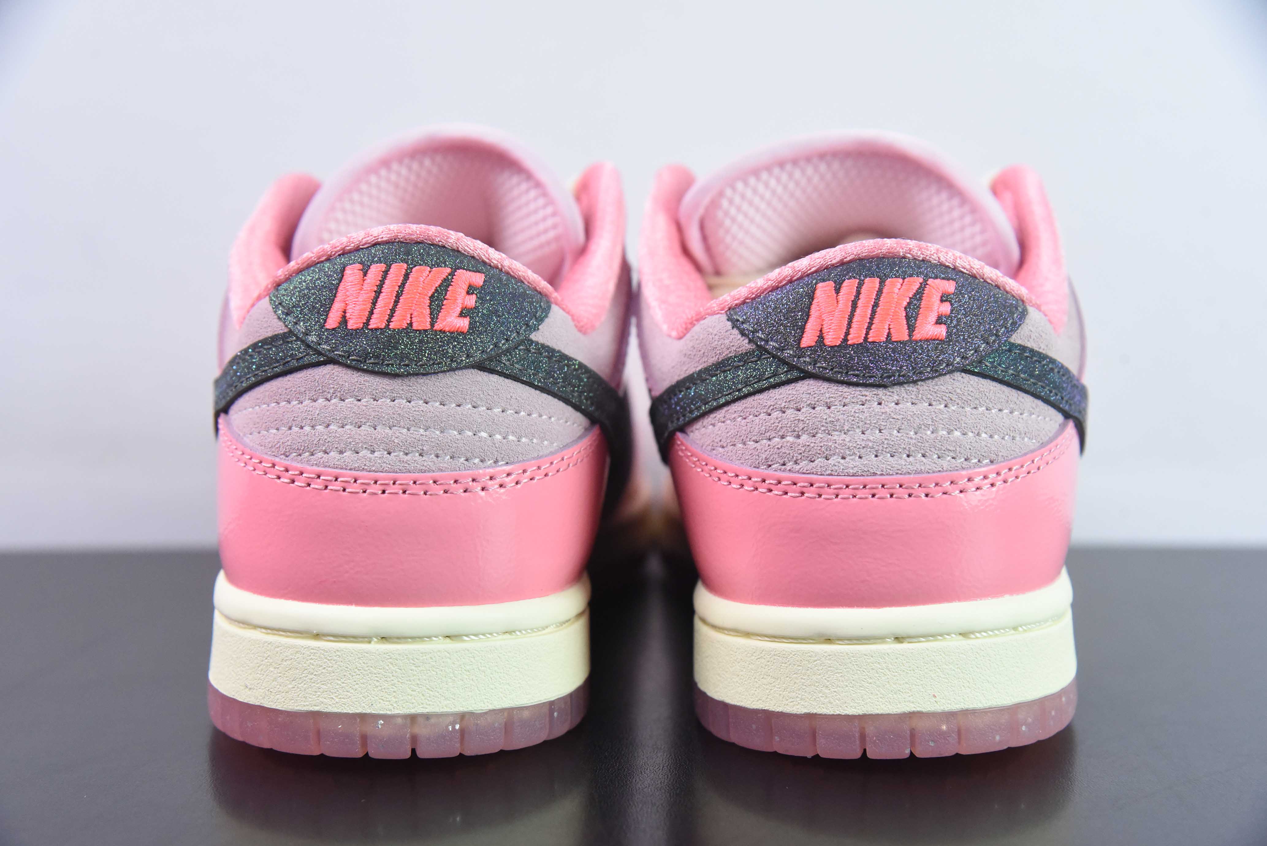 Nike SB Dunk Low “Hot Punch and Pink Foam”  低帮休闲板鞋 芭比粉 星星印花货号：FN8927-621