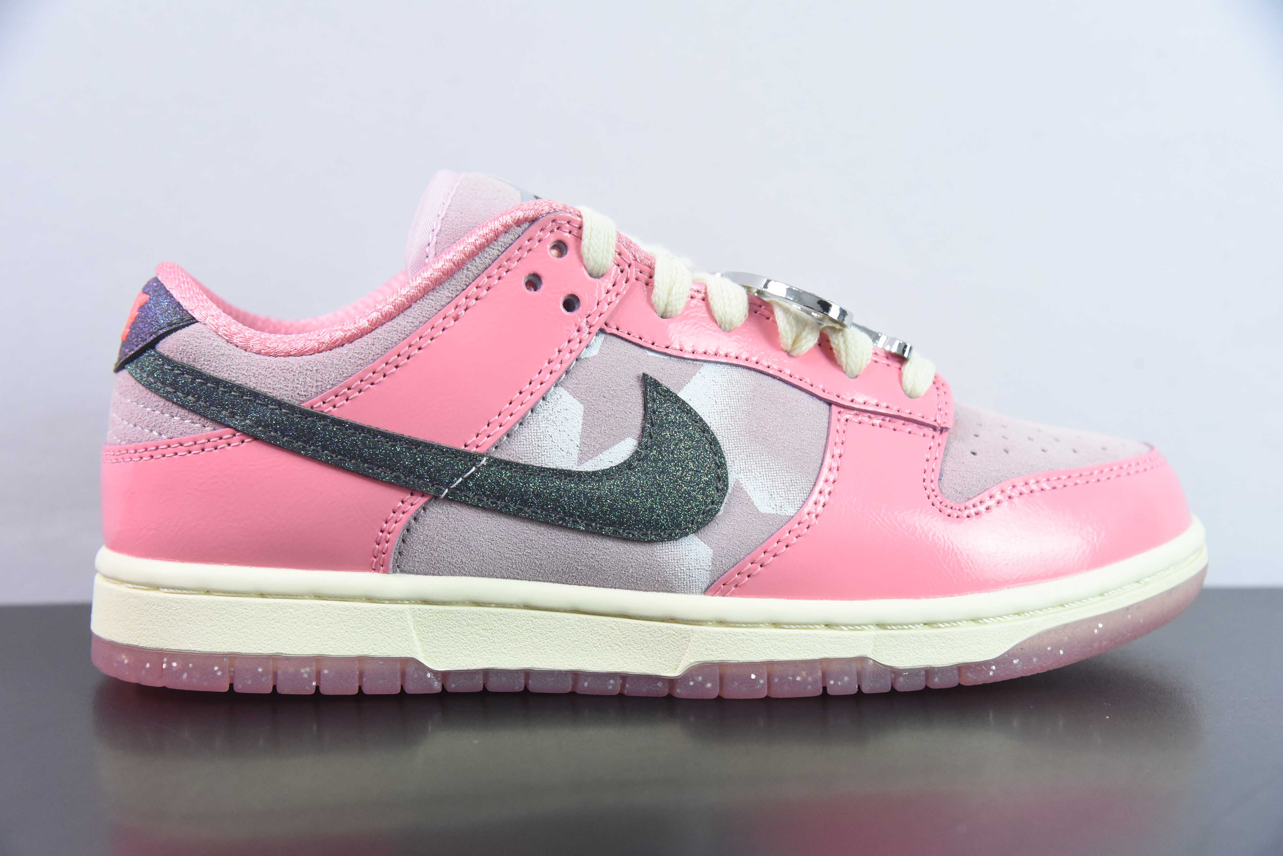 Nike SB Dunk Low “Hot Punch and Pink Foam”  低帮休闲板鞋 芭比粉 星星印花货号：FN8927-621