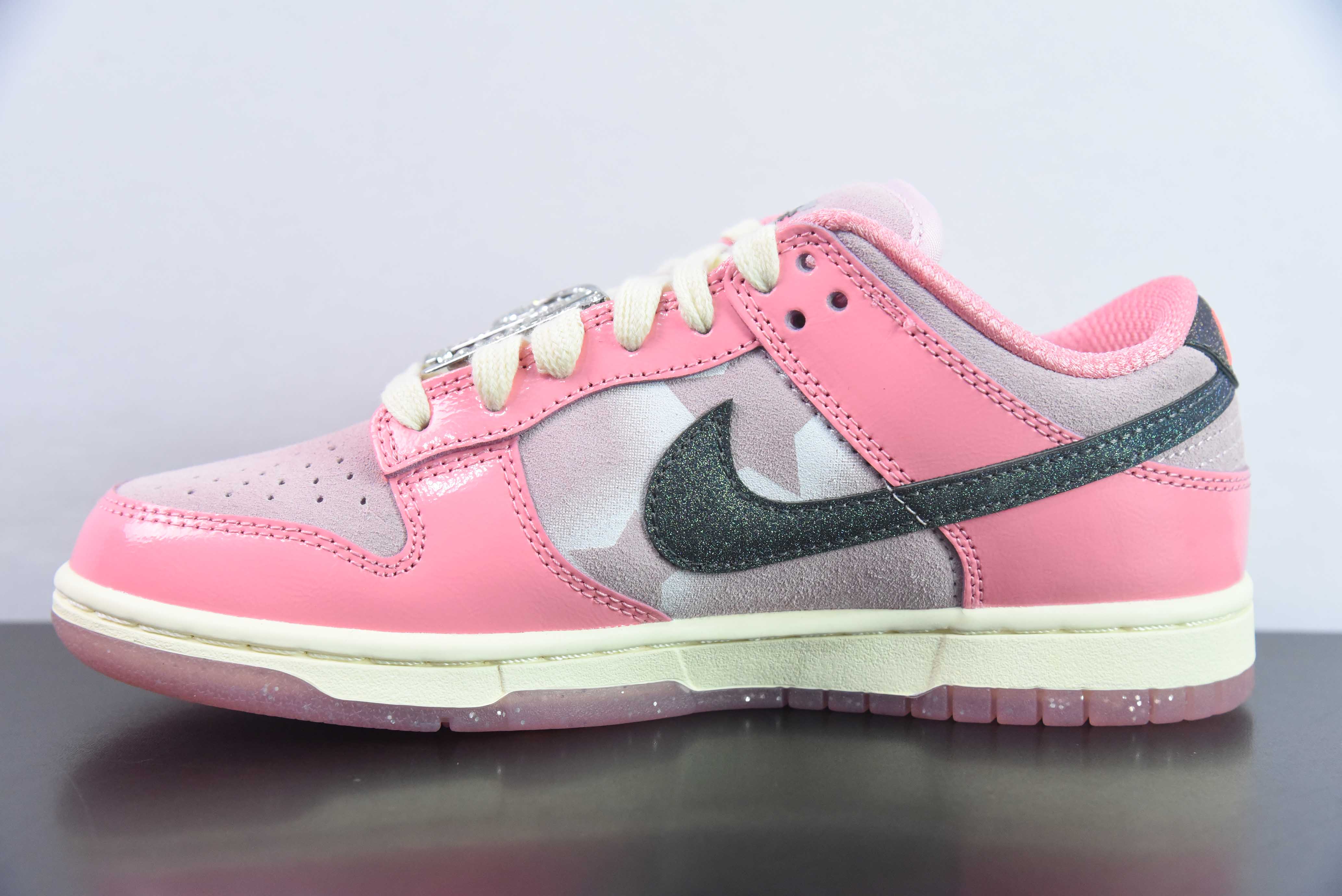 Nike SB Dunk Low “Hot Punch and Pink Foam”  低帮休闲板鞋 芭比粉 星星印花货号：FN8927-621