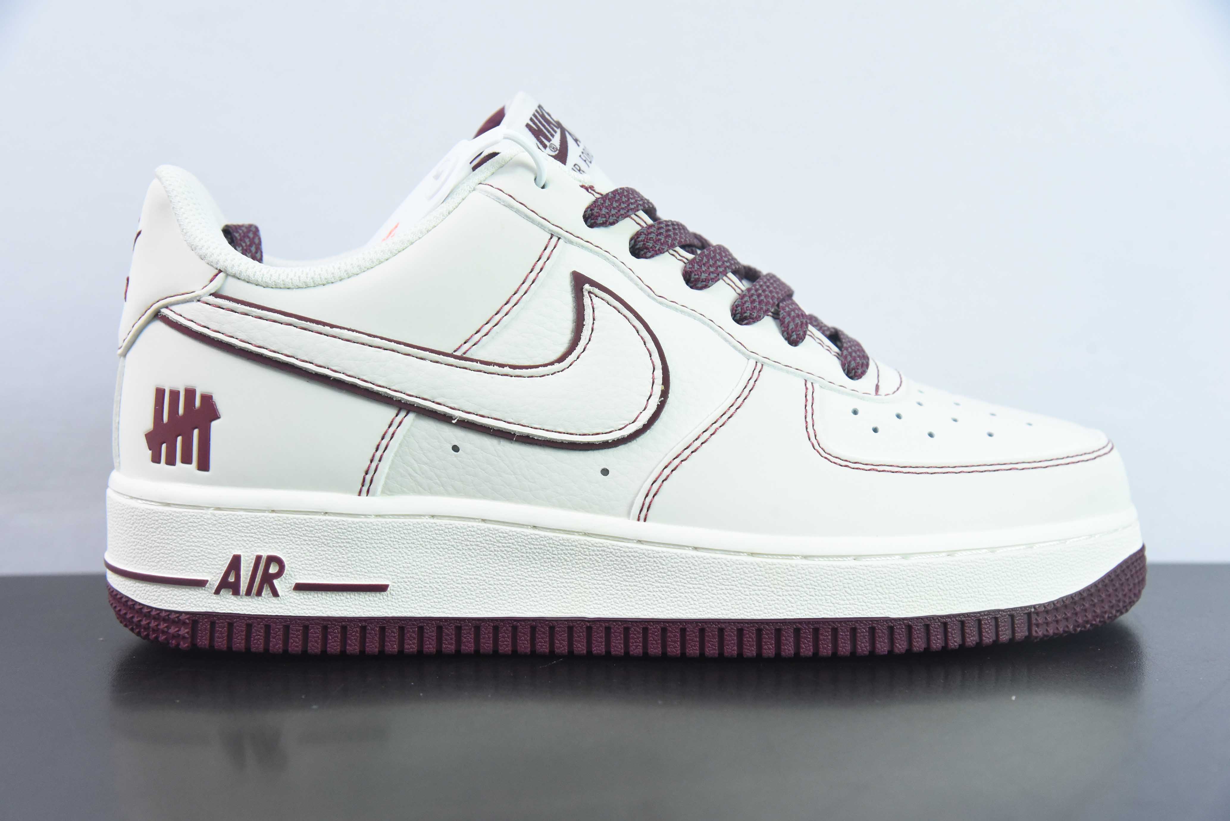 VAG49965435 UNDEFEATED x Nike Air Force 1´07 Low"“皮革米白酒红车线五杠3M反光”UN3699-022 尺码：36-45