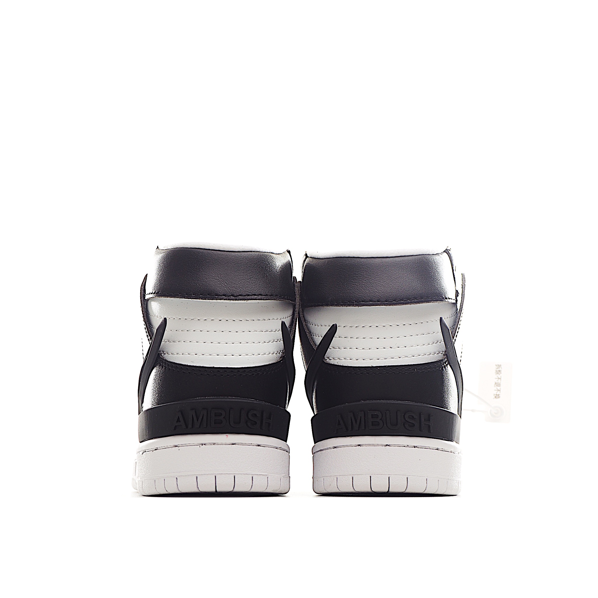 图片[5]-NK Dunk 高帮大勾儿童板鞋 以经过重塑后的元年款版型呈现，并融入机车、汽车和卡车的文化元素，在外观上更加修长挺拔，标志从鞋跟处向外延伸，如同机车排气管，鞋款后侧则饰有凹纹字标印花，同时采用突出的后跟设计以此提升整体包裹性，此外，联名的鞋垫和鞋舌标签也为经典款型增添一抹匠心独具的魅力。 尺码：24-37.5-选品中心