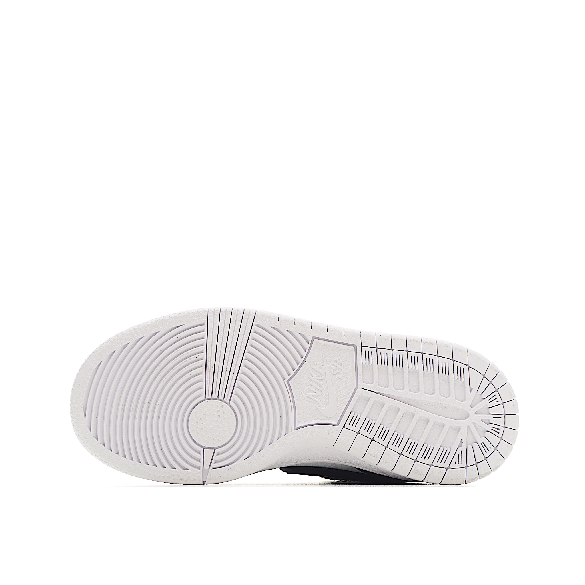 图片[6]-NK Dunk 高帮大勾儿童板鞋 以经过重塑后的元年款版型呈现，并融入机车、汽车和卡车的文化元素，在外观上更加修长挺拔，标志从鞋跟处向外延伸，如同机车排气管，鞋款后侧则饰有凹纹字标印花，同时采用突出的后跟设计以此提升整体包裹性，此外，联名的鞋垫和鞋舌标签也为经典款型增添一抹匠心独具的魅力。 尺码：24-37.5-选品中心