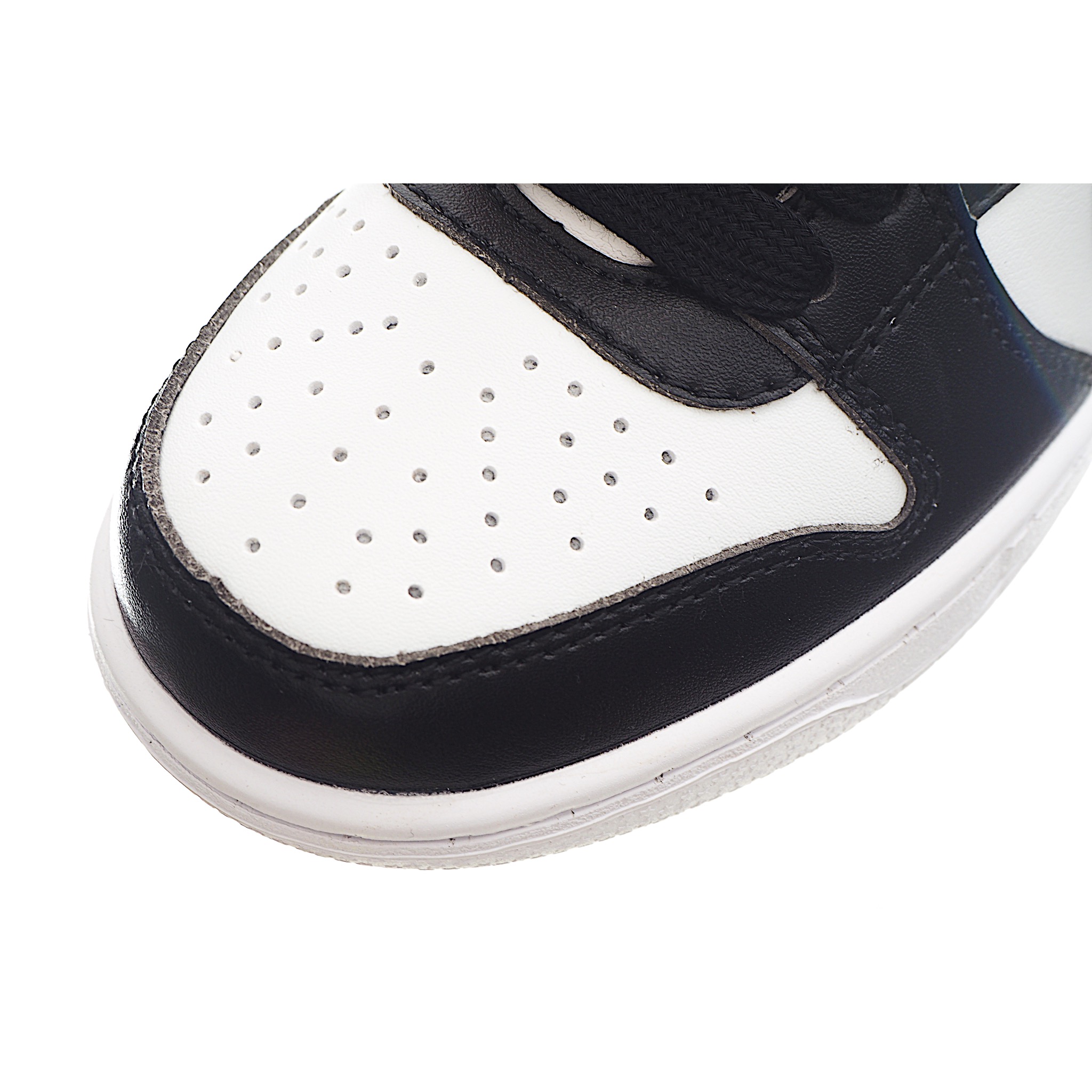 图片[7]-NK Dunk 高帮大勾儿童板鞋 以经过重塑后的元年款版型呈现，并融入机车、汽车和卡车的文化元素，在外观上更加修长挺拔，标志从鞋跟处向外延伸，如同机车排气管，鞋款后侧则饰有凹纹字标印花，同时采用突出的后跟设计以此提升整体包裹性，此外，联名的鞋垫和鞋舌标签也为经典款型增添一抹匠心独具的魅力。 尺码：24-37.5-选品中心