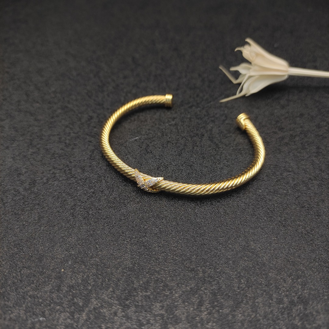 NO:112394,New. David Yurman 4mm gold full diamond single X bracelet. It is recommended to wear a hand circumference of 15-20cm. Number DYSZ-175, jewelry quality, bracelet, gold19860909上新.David Yurman 4mm黄金色满钻单X手镯.建议适合佩戴的手围15-20cm 编号DYSZ-175,饰品精品,bracelet,gold,Jewelry