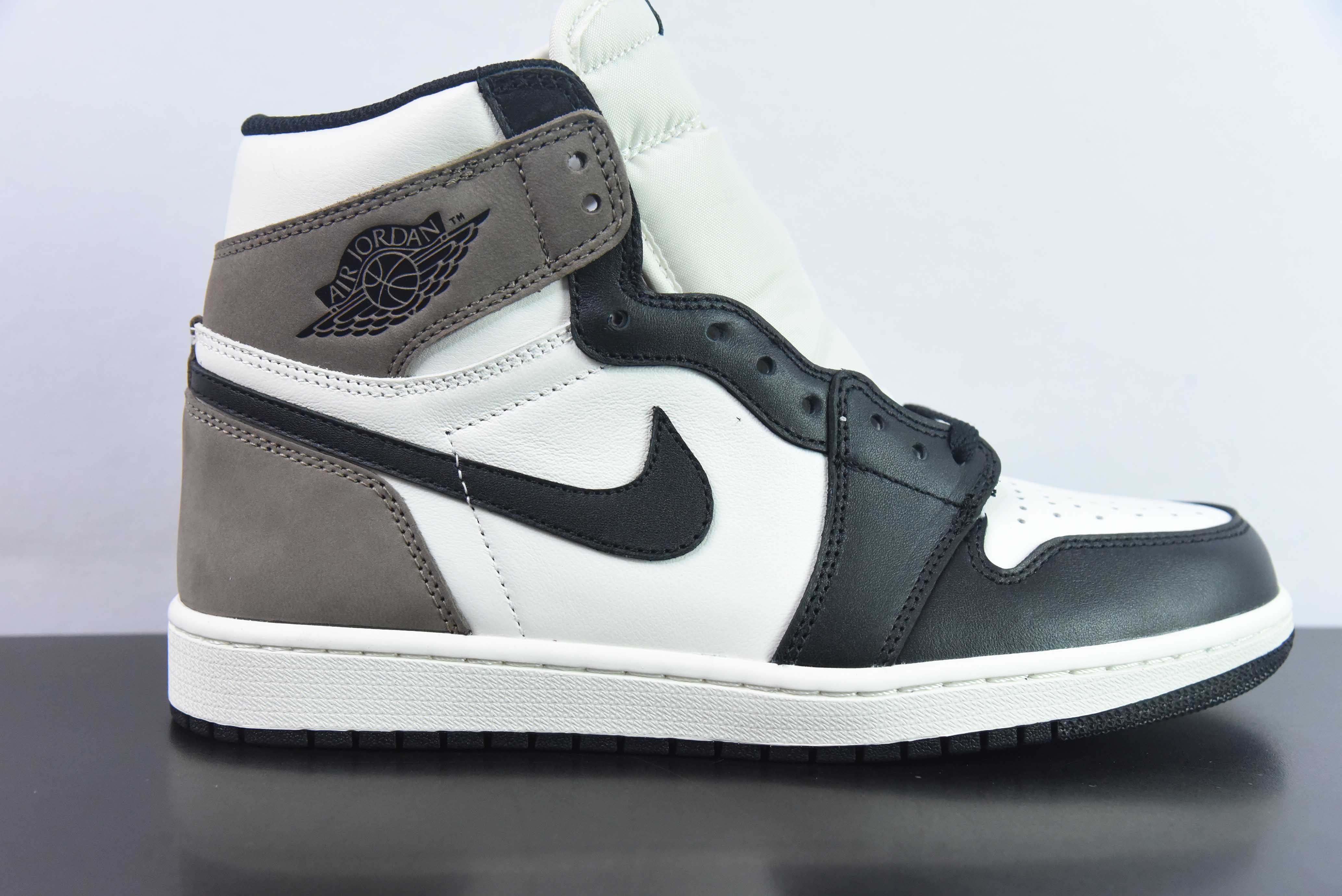 高帮 CNW42998432 Air Jordan 1 Retro High "Dark Mocha" 黑摩卡 小倒钩 货号：555088-105 Size：36-47.5
