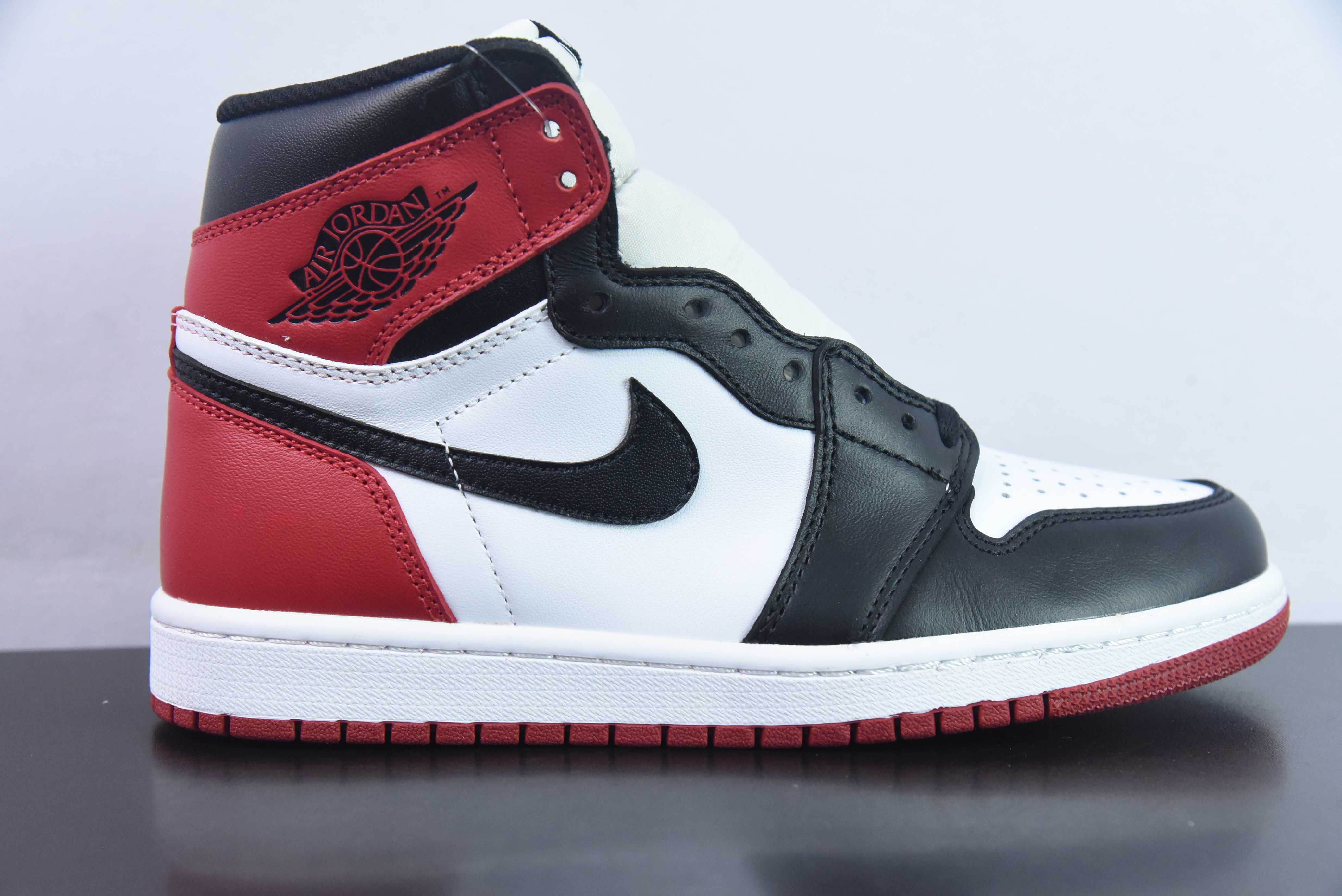 High top WNQ42998432 Air Jordan AJ1 Retro High black toe item number: 555088-125 sizes: 36-47.5