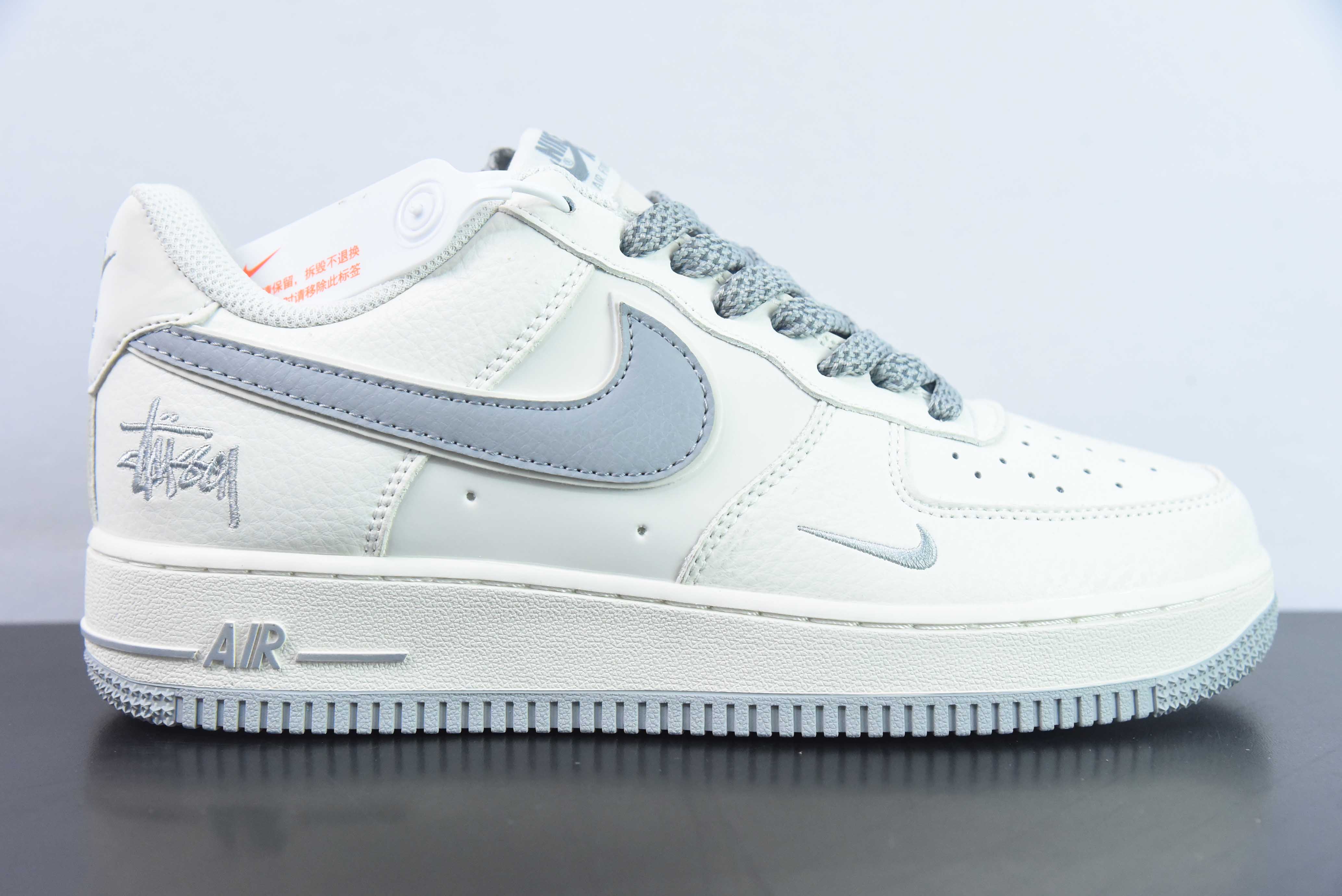 VAP19420432 NIke Air Force 1 '07 Low “斯图西联名--米白云母灰”空军一号 低帮 货号：AE1686-105 尺码：36-45