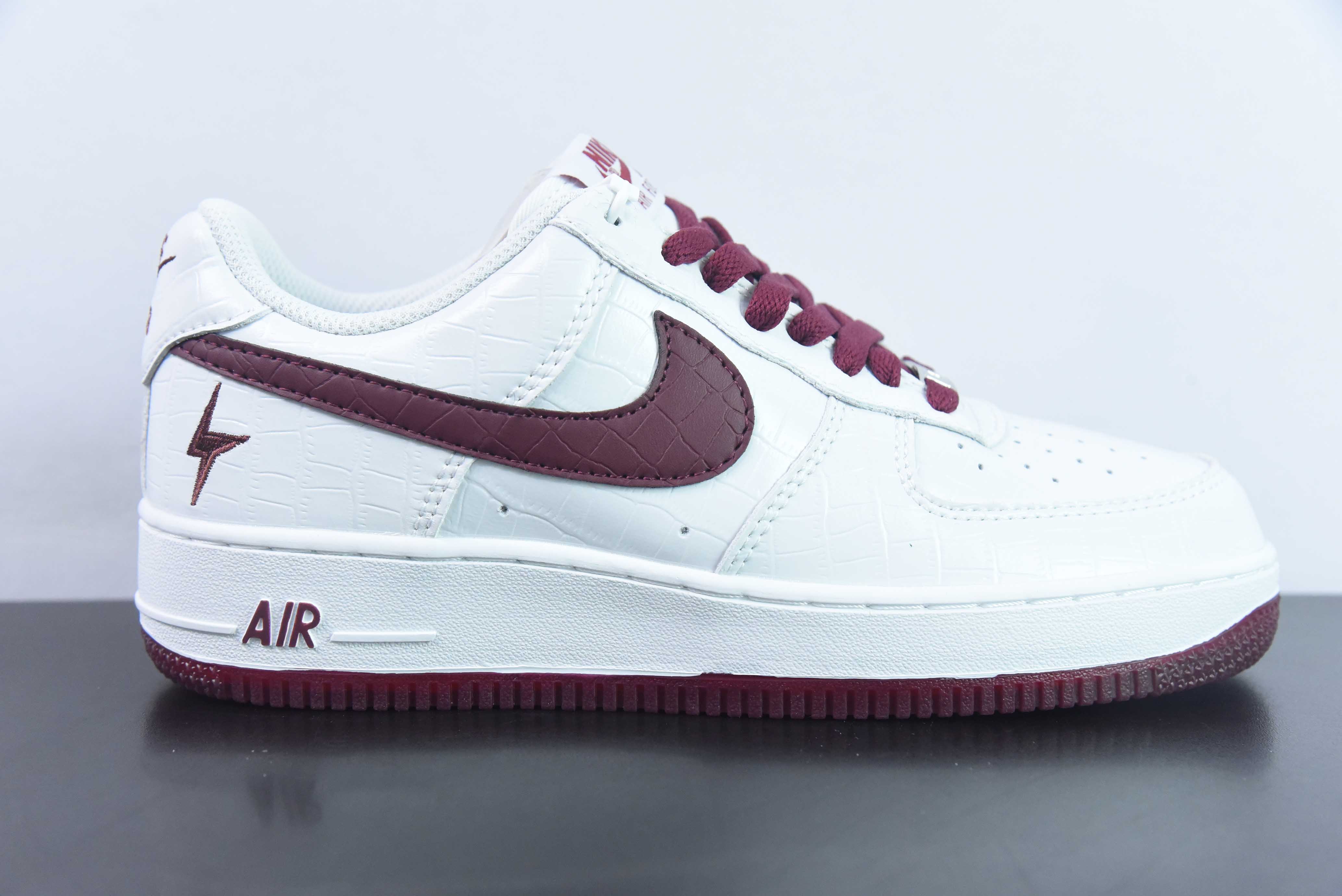 NAW99212632 Nk Air Force 1'07 Low "Ladainian Tomlinson" 闪电队 白红 空军一号低帮休闲板鞋 货号：DD0614-335 尺码：36-45