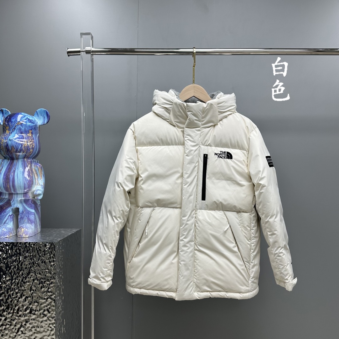 THE NORTH FACE/北面 工装短款LOGO防水M53羽绒服 顶级原版复刻版本就是指目前国内最高版本(没有之一)(匠心做一件放到专柜就是ZP的衣服) 1⃣️ 进口barudan/百灵达绣花机定制万针电绣,采用进口7号针,进口绣线,保证每字饱满、立体、清晰,可称最贵绣标! 2⃣️采用白鸭绒填充,保暖性能更出色,轻便不厚重,压缩后的蓬松度恢复性好! 3⃣️原厂定制40D格子四级防水布料,独家采用原版一致单层布料做法【非市面通货内加胆布】,采用单层布料考验了布料及羽绒必须要达标,防止跑绒,并保证手感及膨松度,内里采用尼龙nylon双重双层封禁设计,不会出现任何跑绒现象,内置抽拉绳扣的可调节下摆,可防风防寒! 4⃣️拉链采用吉田YKK原厂定制,刻字清晰,质感完美顺滑. 5⃣️辅料及扣子均采用原版一样铜芯弹簧【非市面铁芯弹簧】 不吹嘘,目前能比我们做的更好的几乎没有! 用心做一件原版产品,让每一位客户有底气去给他的客户介绍说:这个是国内最顶级复刻版本. 好的产品不需要过多软文去衬托 颜色:黑色、白色