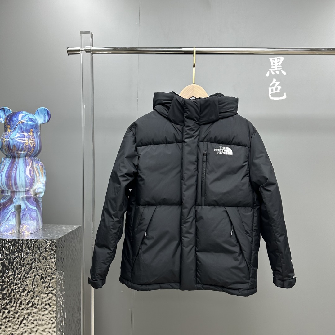 THE NORTH FACE/北面 工装短款LOGO防水M53羽绒服 顶级原版复刻版本就是指目前国内最高版本(没有之一)(匠心做一件放到专柜就是ZP的衣服) 1⃣️ 进口barudan/百灵达绣花机定制万针电绣,采用进口7号针,进口绣线,保证每字饱满、立体、清晰,可称最贵绣标! 2⃣️采用白鸭绒填充,保暖性能更出色,轻便不厚重,压缩后的蓬松度恢复性好! 3⃣️原厂定制40D格子四级防水布料,独家采用原版一致单层布料做法【非市面通货内加胆布】,采用单层布料考验了布料及羽绒必须要达标,防止跑绒,并保证手感及膨松度,内里采用尼龙nylon双重双层封禁设计,不会出现任何跑绒现象,内置抽拉绳扣的可调节下摆,可防风防寒! 4⃣️拉链采用吉田YKK原厂定制,刻字清晰,质感完美顺滑. 5⃣️辅料及扣子均采用原版一样铜芯弹簧【非市面铁芯弹簧】 不吹嘘,目前能比我们做的更好的几乎没有! 用心做一件原版产品,让每一位客户有底气去给他的客户介绍说:这个是国内最顶级复刻版本. 好的产品不需要过多软文去衬托 颜色:黑色、白色