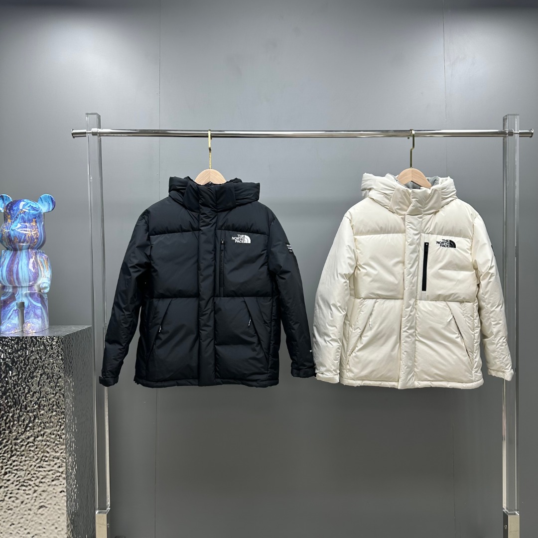 THE NORTH FACE/北面 工装短款LOGO防水M53羽绒服 顶级原版复刻版本就是指目前国内最高版本(没有之一)(匠心做一件放到专柜就是ZP的衣服) 1⃣️ 进口barudan/百灵达绣花机定制万针电绣,采用进口7号针,进口绣线,保证每字饱满、立体、清晰,可称最贵绣标! 2⃣️采用白鸭绒填充,保暖性能更出色,轻便不厚重,压缩后的蓬松度恢复性好! 3⃣️原厂定制40D格子四级防水布料,独家采用原版一致单层布料做法【非市面通货内加胆布】,采用单层布料考验了布料及羽绒必须要达标,防止跑绒,并保证手感及膨松度,内里采用尼龙nylon双重双层封禁设计,不会出现任何跑绒现象,内置抽拉绳扣的可调节下摆,可防风防寒! 4⃣️拉链采用吉田YKK原厂定制,刻字清晰,质感完美顺滑. 5⃣️辅料及扣子均采用原版一样铜芯弹簧【非市面铁芯弹簧】 不吹嘘,目前能比我们做的更好的几乎没有! 用心做一件原版产品,让每一位客户有底气去给他的客户介绍说:这个是国内最顶级复刻版本. 好的产品不需要过多软文去衬托 颜色:黑色、白色