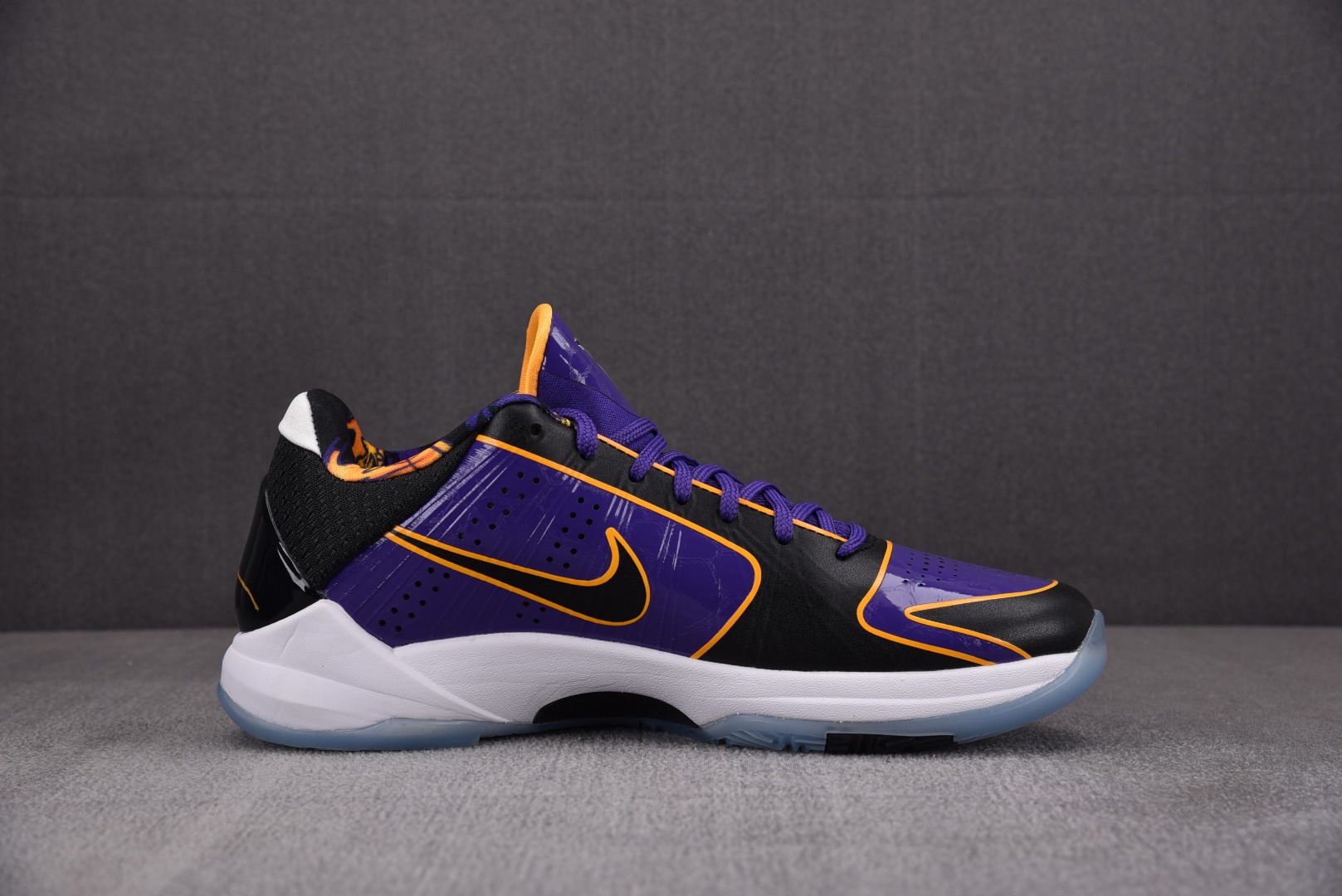 KOBE5鞋码40-48.5偏小0.