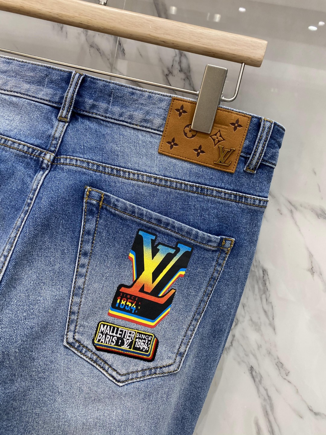 LV2024春夏系列标识logo男士小直筒丹宁牛仔裤！渠道稀出市面少有的精品渠道货源绝对可以带给你意想不