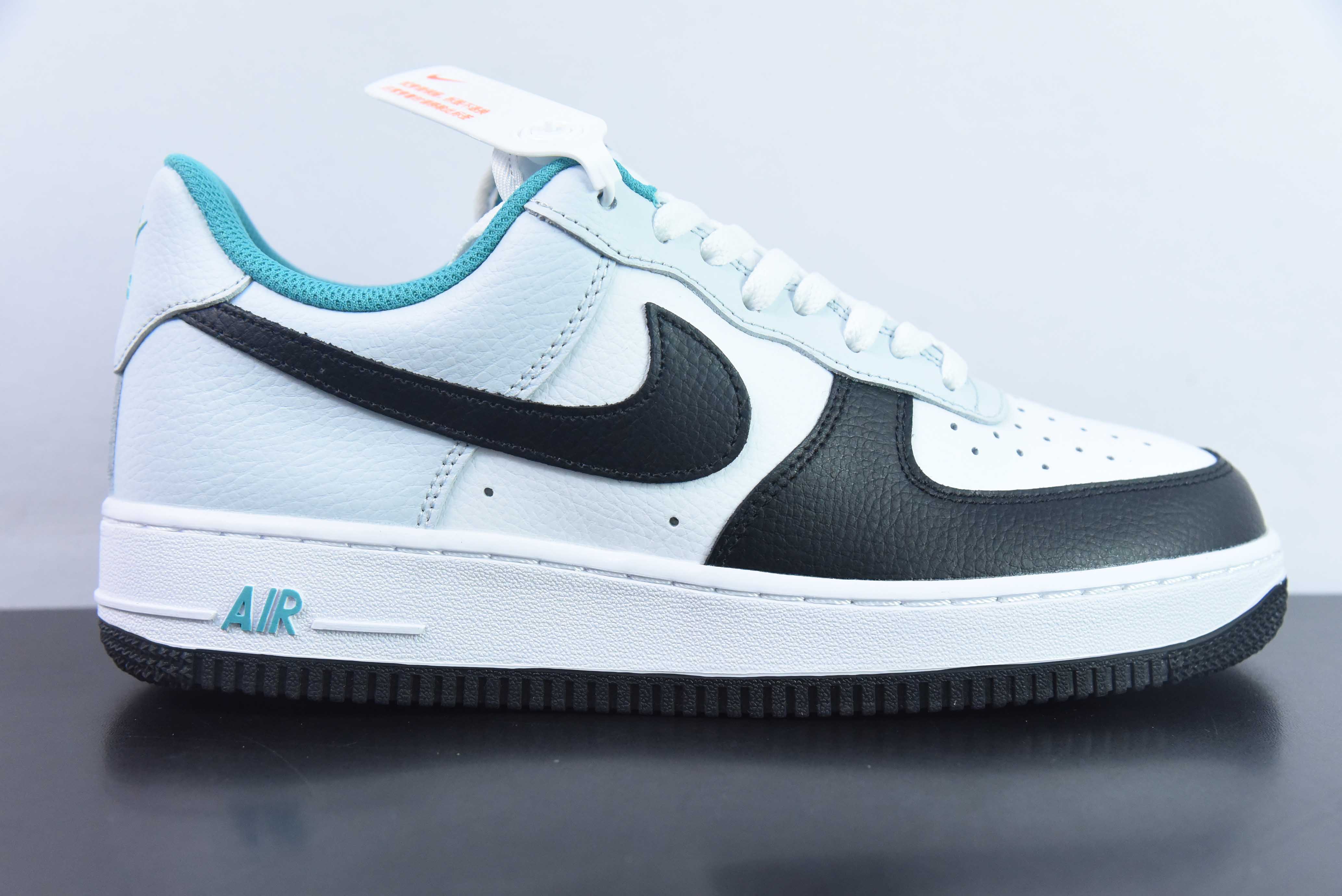 RAN47384935 Nike Air Force 1 AF1 Fuerza Aérea Uno/low blanco y negro cola azul Número de producto: JH5778-985 Tallas: 3…