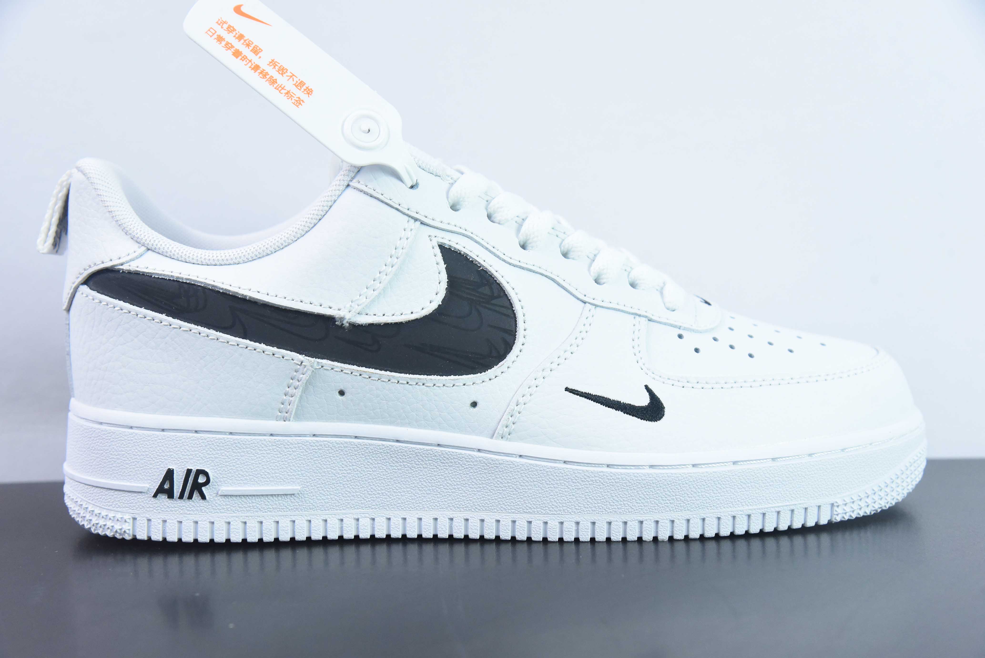 DAD15538632 Air Force 1 '07 Low Blanco y negro con gancho reflectante Fuerza Aérea Uno Número de producto: FV1320-100 T…