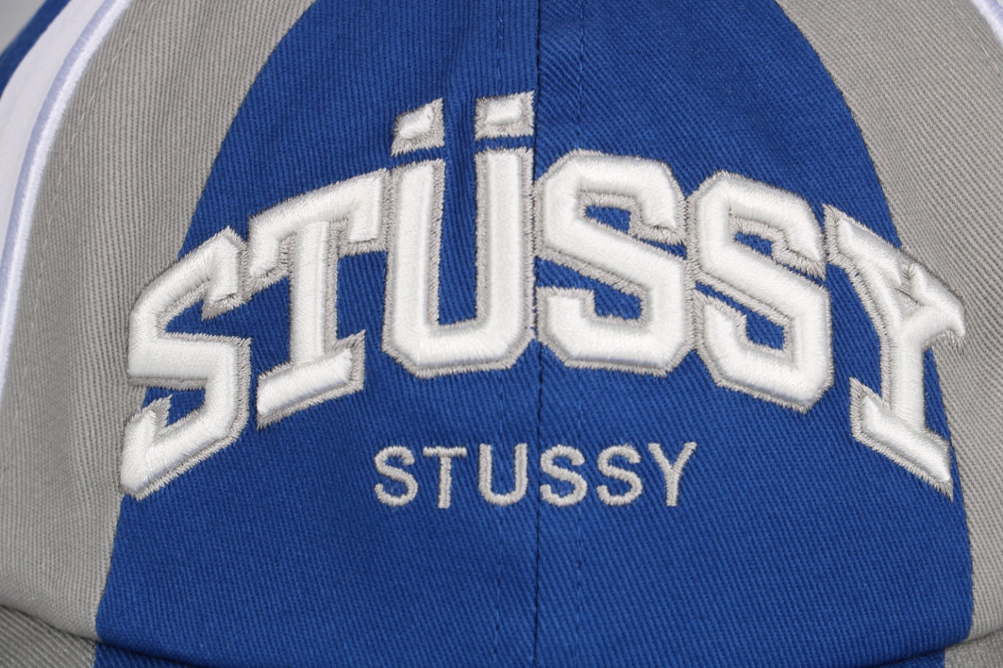 图片[3]-#Stussy/斯图西 23Fw 拼色赛车元素刺绣帽子 面料采用精梳A10856活性黑纱卡，刺绣采用立体绣花工艺，前面的LOGO和魔术贴上的字母均采用无锡露米娅线 ，这个线常年合作的品牌有N*k*，N*we*a，T*f，Adi***， 斐*乐等，由进口的百灵达绣花机打造而成，帽舌绗绣都是绣花机制作并非普通纱线，工艺费工费时，帽舌前面那根棉绳是手工用纱卡内包进去的，辅料均为外贸渠道订购的，逼真度极高，MLB NEWRA指定代工的外贸大厂作业，基本上每顶帽子找不到一根线头，产品对版一致，产品简单又好搭配 尺码：56-61cm魔术贴可调节-选品中心