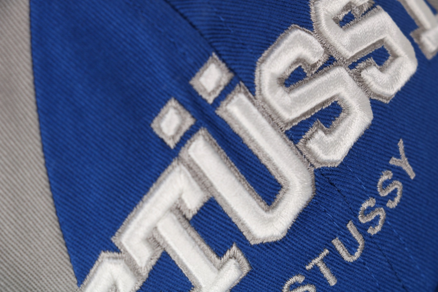 图片[4]-#Stussy/斯图西 23Fw 拼色赛车元素刺绣帽子 面料采用精梳A10856活性黑纱卡，刺绣采用立体绣花工艺，前面的LOGO和魔术贴上的字母均采用无锡露米娅线 ，这个线常年合作的品牌有N*k*，N*we*a，T*f，Adi***， 斐*乐等，由进口的百灵达绣花机打造而成，帽舌绗绣都是绣花机制作并非普通纱线，工艺费工费时，帽舌前面那根棉绳是手工用纱卡内包进去的，辅料均为外贸渠道订购的，逼真度极高，MLB NEWRA指定代工的外贸大厂作业，基本上每顶帽子找不到一根线头，产品对版一致，产品简单又好搭配 尺码：56-61cm魔术贴可调节-选品中心