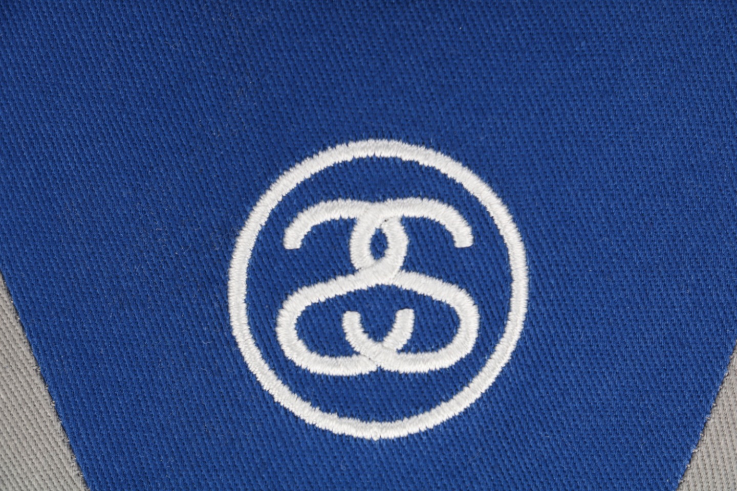 图片[5]-#Stussy/斯图西 23Fw 拼色赛车元素刺绣帽子 面料采用精梳A10856活性黑纱卡，刺绣采用立体绣花工艺，前面的LOGO和魔术贴上的字母均采用无锡露米娅线 ，这个线常年合作的品牌有N*k*，N*we*a，T*f，Adi***， 斐*乐等，由进口的百灵达绣花机打造而成，帽舌绗绣都是绣花机制作并非普通纱线，工艺费工费时，帽舌前面那根棉绳是手工用纱卡内包进去的，辅料均为外贸渠道订购的，逼真度极高，MLB NEWRA指定代工的外贸大厂作业，基本上每顶帽子找不到一根线头，产品对版一致，产品简单又好搭配 尺码：56-61cm魔术贴可调节-选品中心