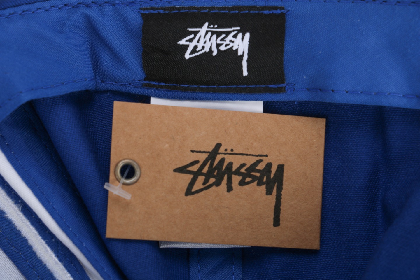 图片[7]-#Stussy/斯图西 23Fw 拼色赛车元素刺绣帽子 面料采用精梳A10856活性黑纱卡，刺绣采用立体绣花工艺，前面的LOGO和魔术贴上的字母均采用无锡露米娅线 ，这个线常年合作的品牌有N*k*，N*we*a，T*f，Adi***， 斐*乐等，由进口的百灵达绣花机打造而成，帽舌绗绣都是绣花机制作并非普通纱线，工艺费工费时，帽舌前面那根棉绳是手工用纱卡内包进去的，辅料均为外贸渠道订购的，逼真度极高，MLB NEWRA指定代工的外贸大厂作业，基本上每顶帽子找不到一根线头，产品对版一致，产品简单又好搭配 尺码：56-61cm魔术贴可调节-选品中心