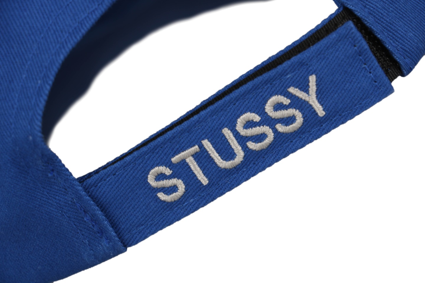 图片[9]-#Stussy/斯图西 23Fw 拼色赛车元素刺绣帽子 面料采用精梳A10856活性黑纱卡，刺绣采用立体绣花工艺，前面的LOGO和魔术贴上的字母均采用无锡露米娅线 ，这个线常年合作的品牌有N*k*，N*we*a，T*f，Adi***， 斐*乐等，由进口的百灵达绣花机打造而成，帽舌绗绣都是绣花机制作并非普通纱线，工艺费工费时，帽舌前面那根棉绳是手工用纱卡内包进去的，辅料均为外贸渠道订购的，逼真度极高，MLB NEWRA指定代工的外贸大厂作业，基本上每顶帽子找不到一根线头，产品对版一致，产品简单又好搭配 尺码：56-61cm魔术贴可调节-选品中心